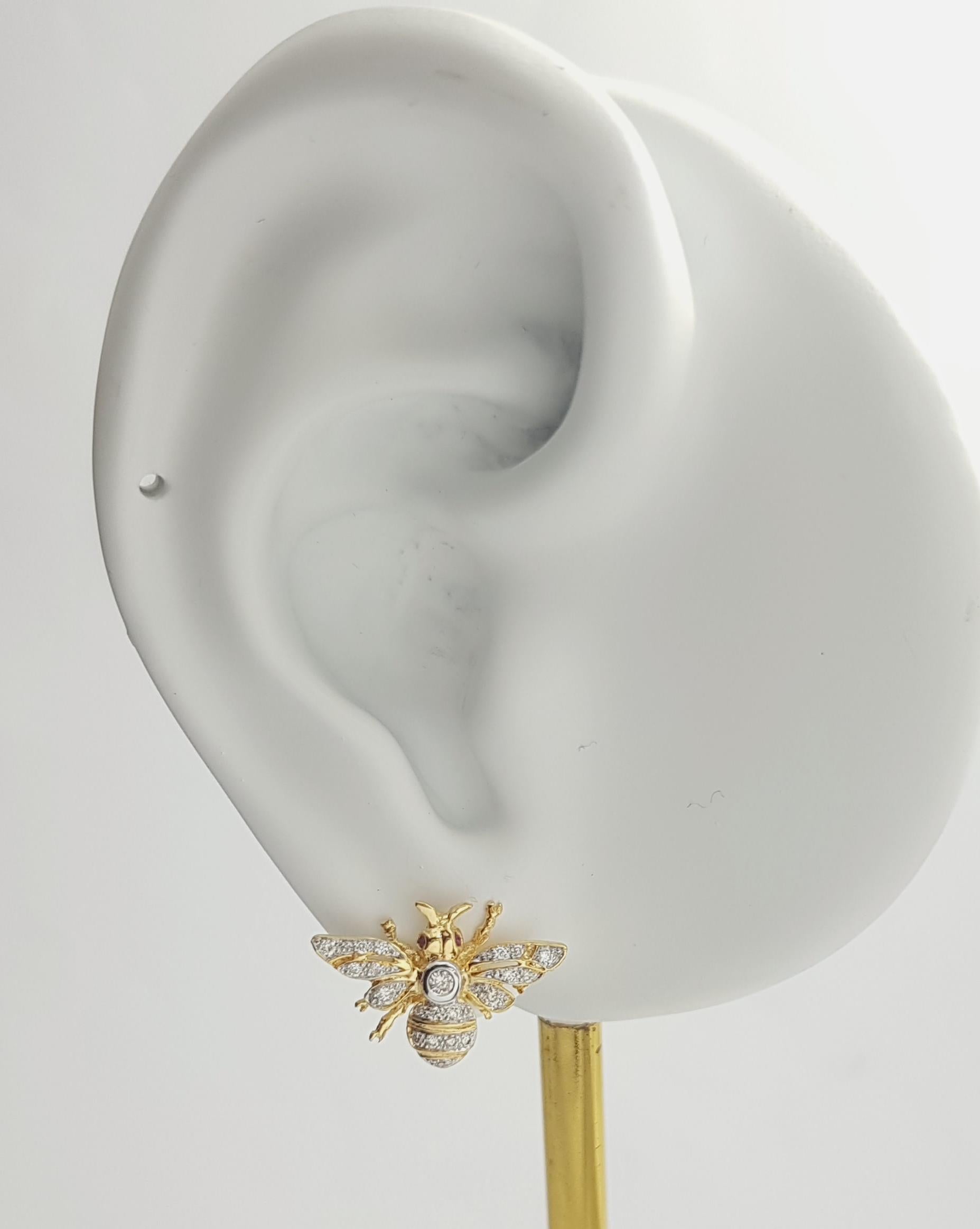 Orecchini con diamante da 0,19 carati e rubino da 0,02 carati con montatura in oro 18K

Larghezza: 1.7 cm 
Lunghezza: 1.0 cm
Peso totale: 3.34 grammi

