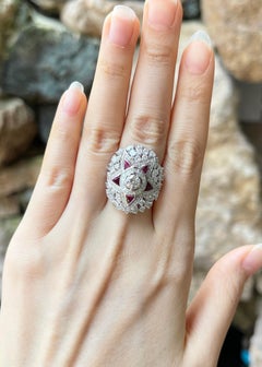 Anello con diamante e rubino incastonato in oro bianco 18 carati