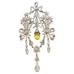 Broche/pendentif en or blanc 18 carats sertie de diamants et de saphirs jaunes