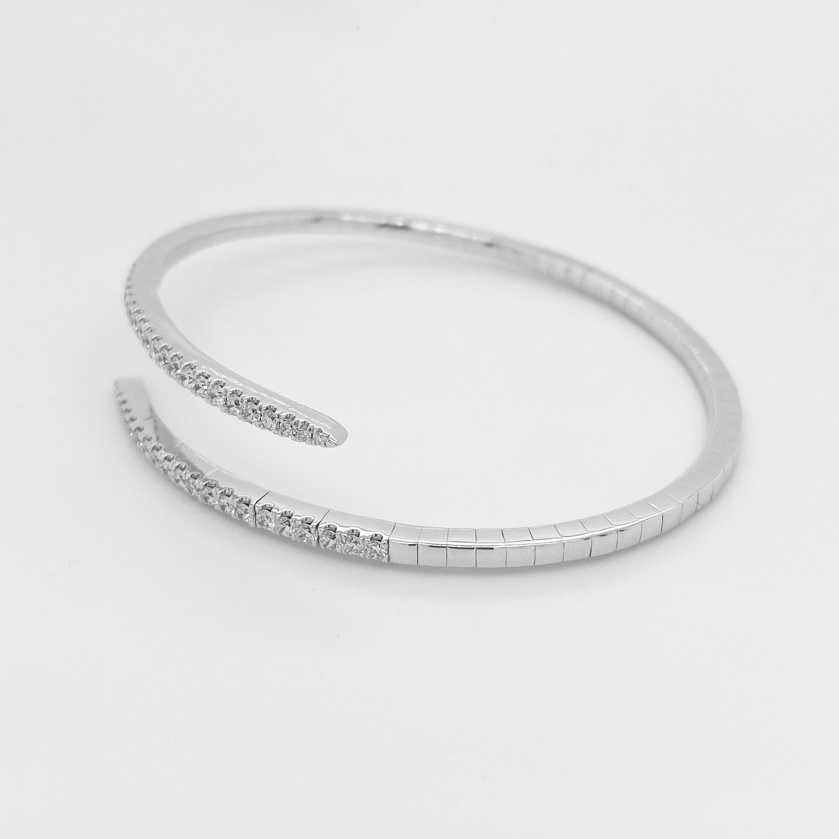 Moderne Bracelet enveloppant en or 14 carats avec diamants, Gabriel & Co. BG4227-65W45JJ en vente