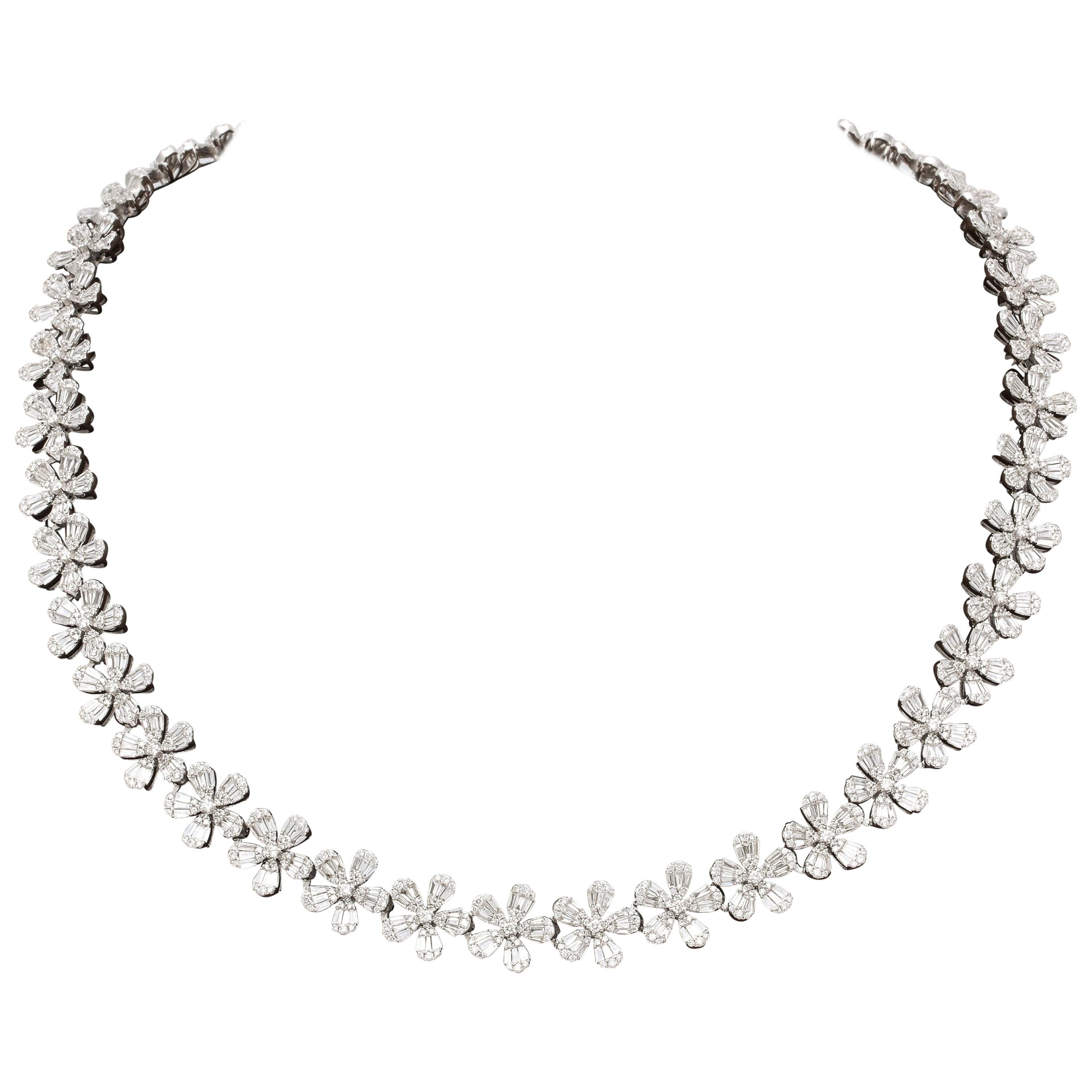 Collier de fleurs à couronne de diamants