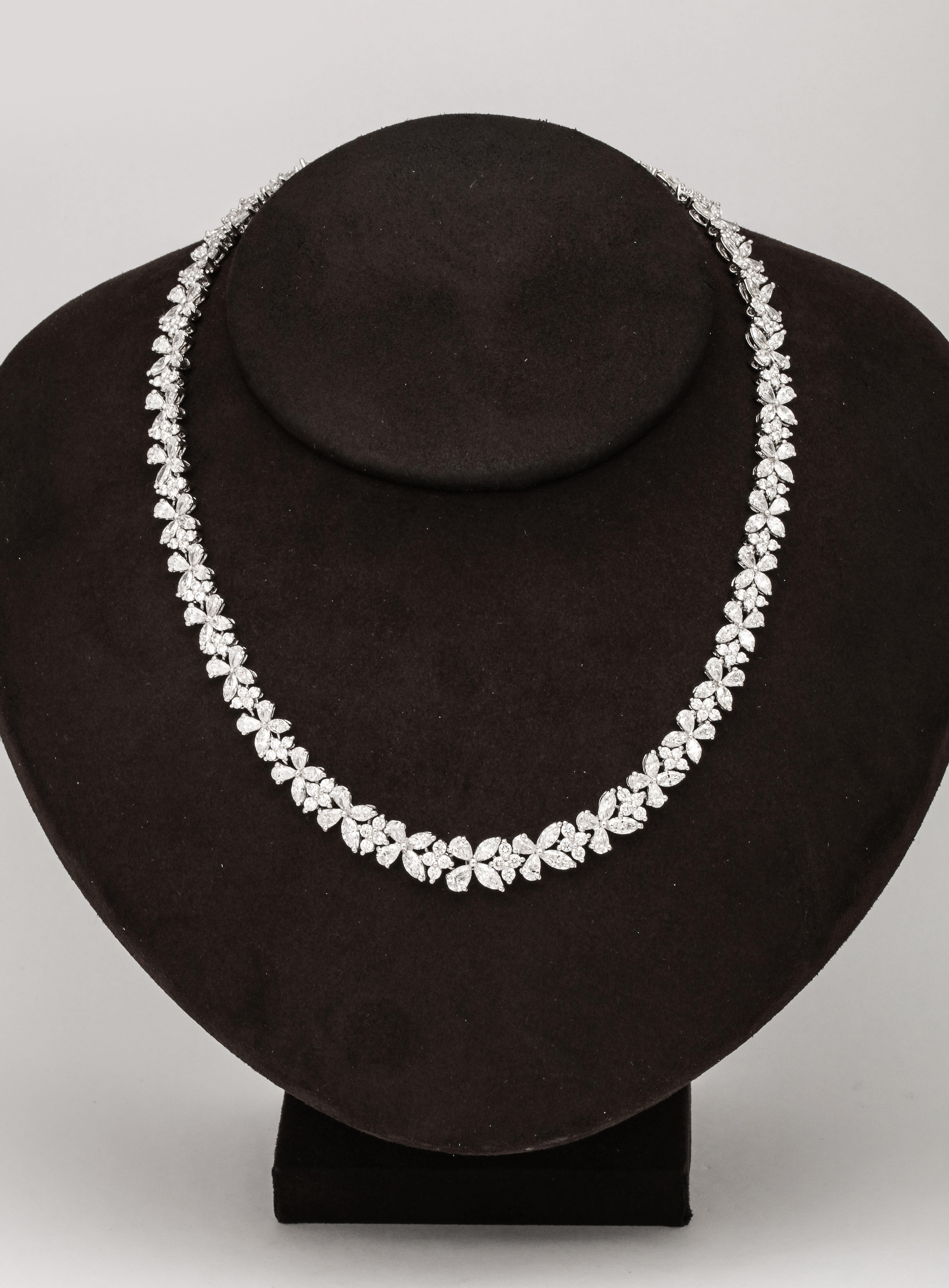 
Un design élégant et intemporel. 

30.95 carats de diamants blancs de taille poire, marquise et ronde de taille brillant, sertis en platine. 

Longueur de 16 pouces. 
