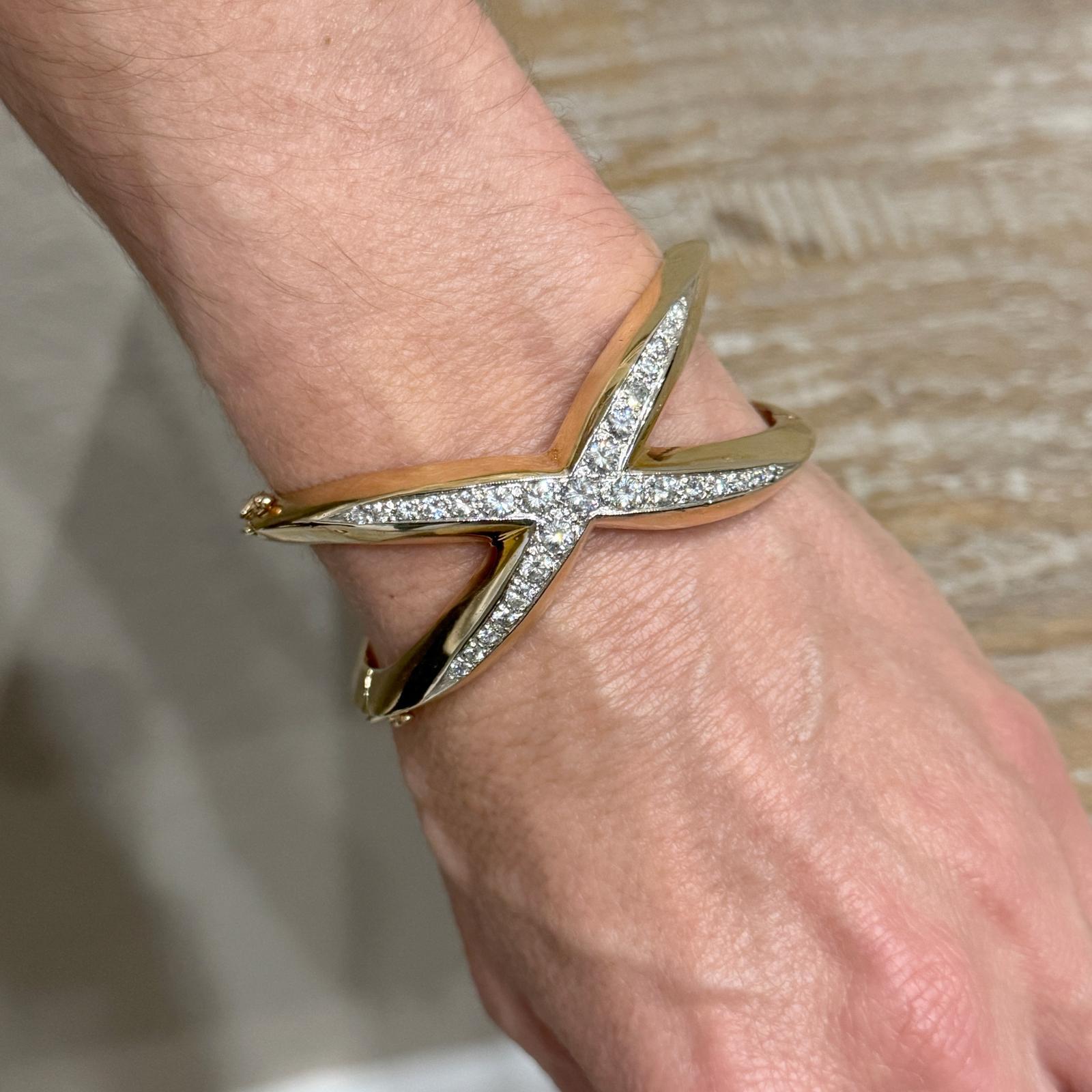 Taille ronde Bracelet jonc moderne en or jaune 14 carats avec diamants « X » en vente