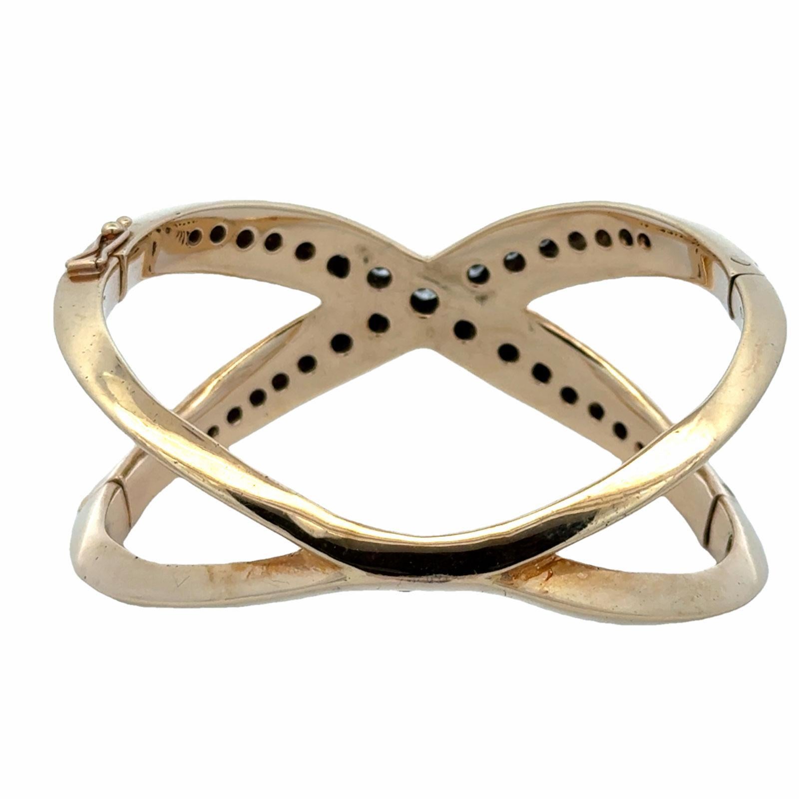 Bracelet jonc moderne en or jaune 14 carats avec diamants « X » Pour femmes en vente