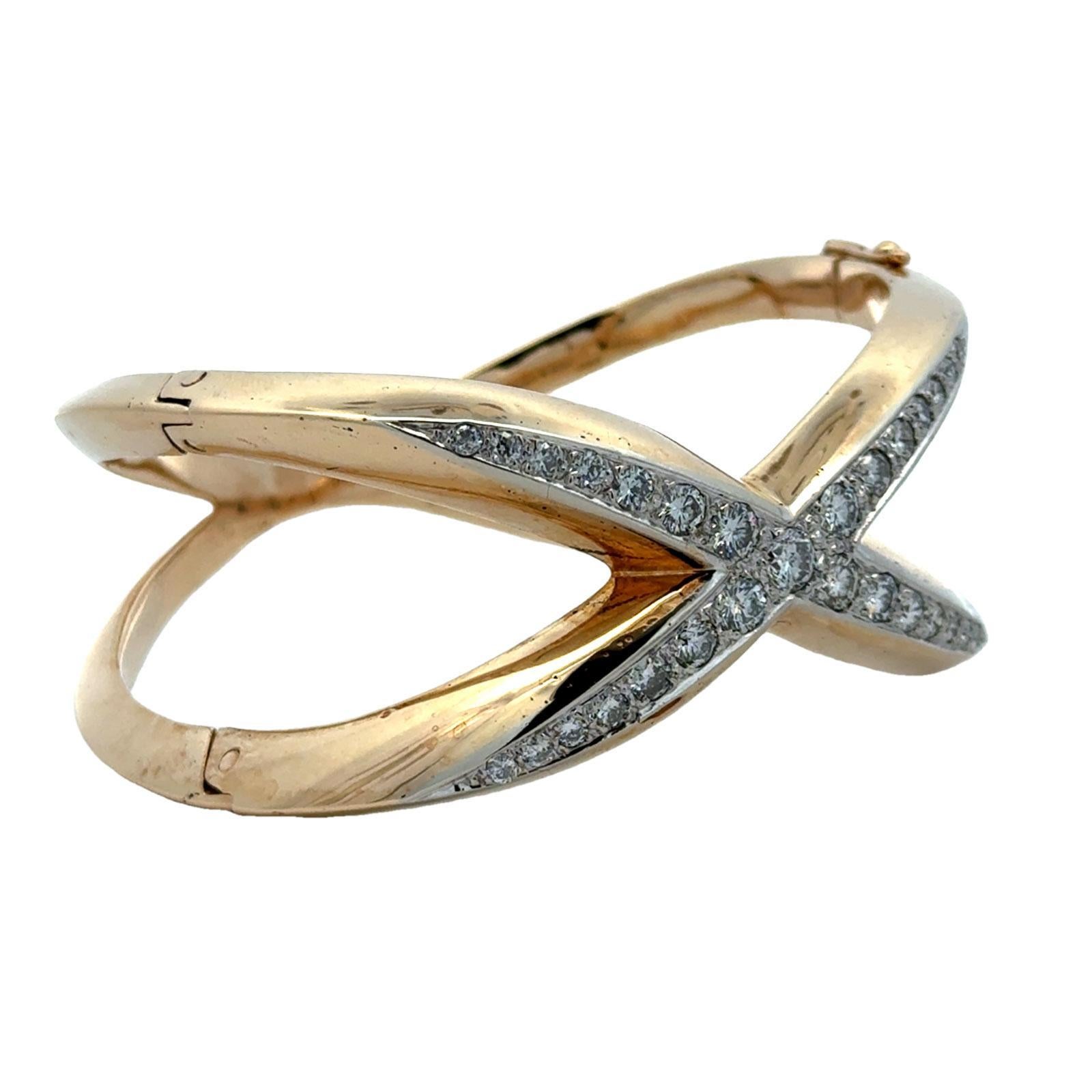 Bracelet jonc moderne en or jaune 14 carats avec diamants « X » en vente 1