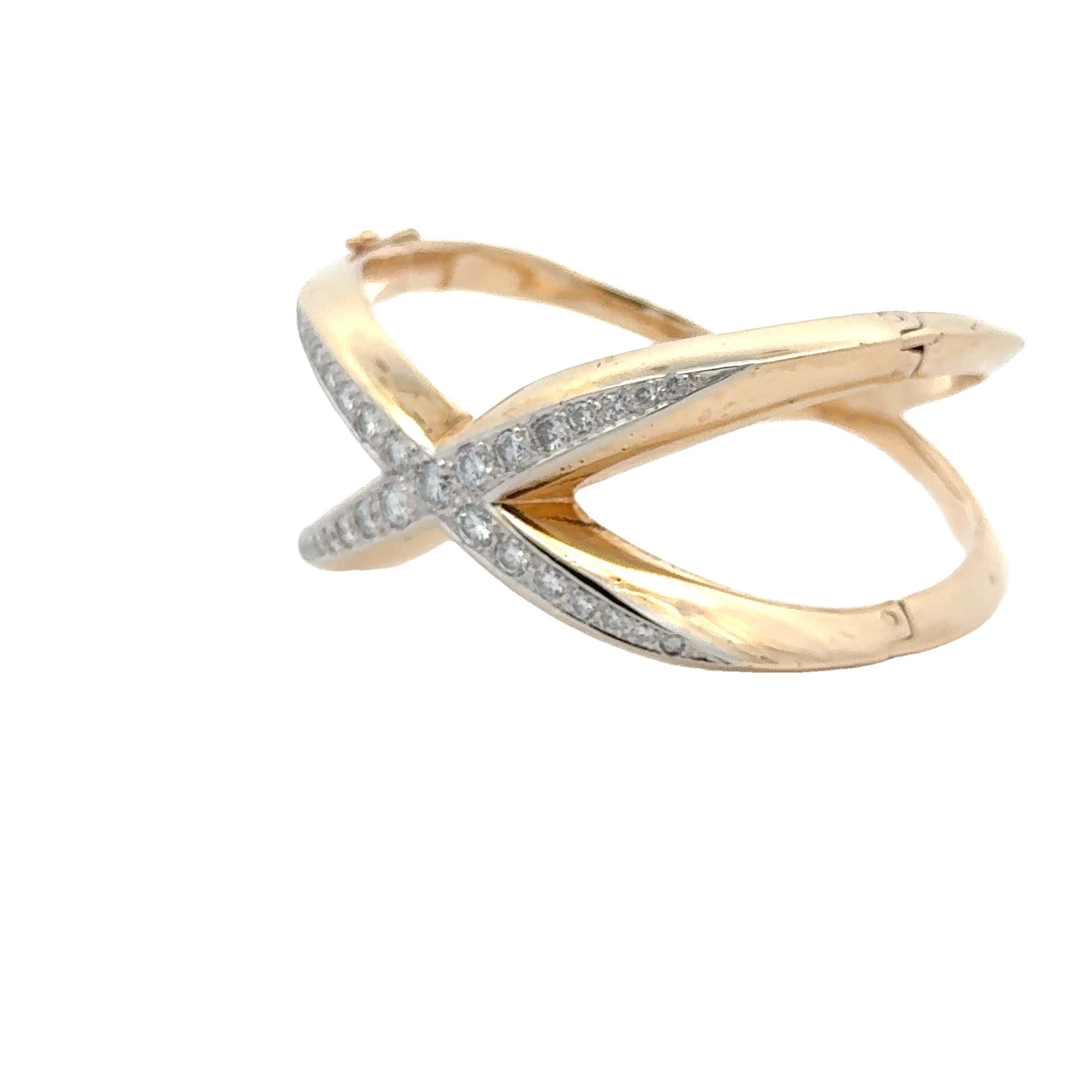 Bracelet jonc moderne en or jaune 14 carats avec diamants « X » en vente 2