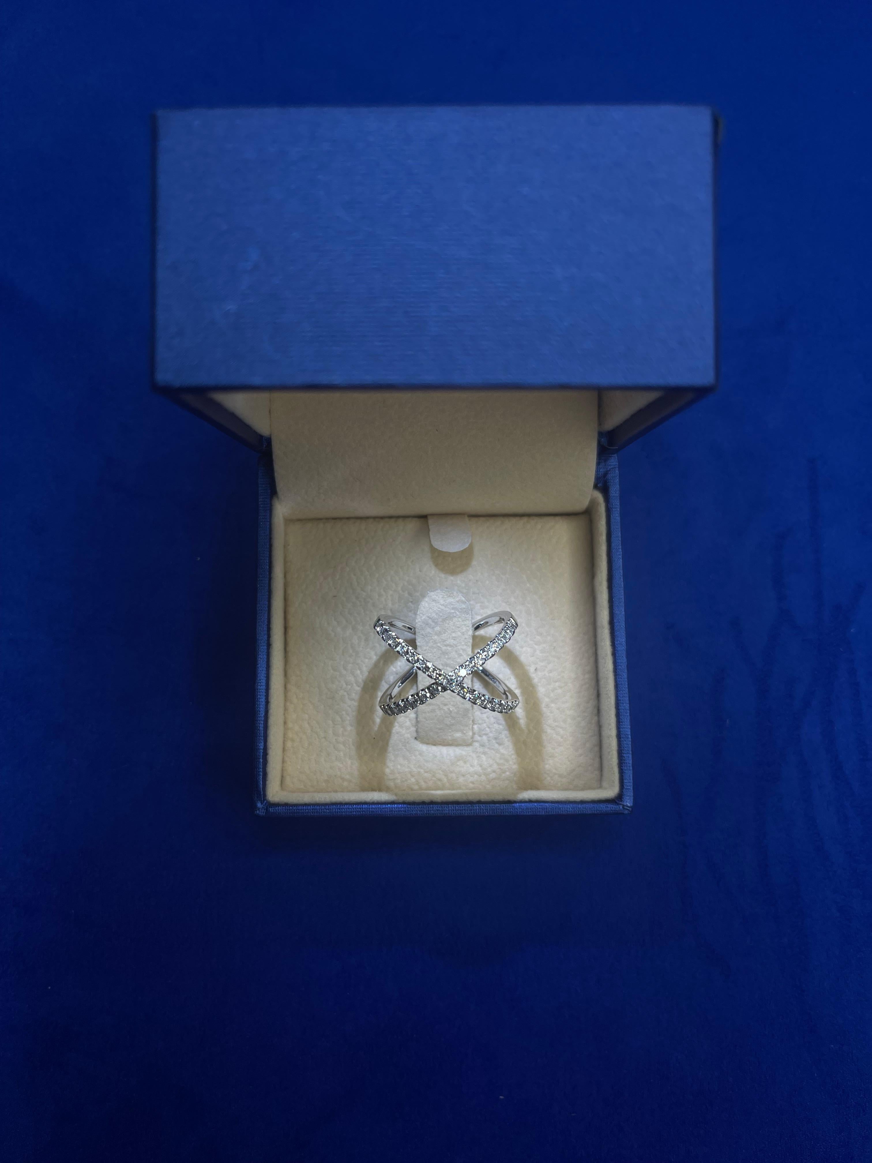 Bague de cocktail ouverte en or blanc 14 carats avec pavé de diamants en forme de croix entrecroisée en vente 1