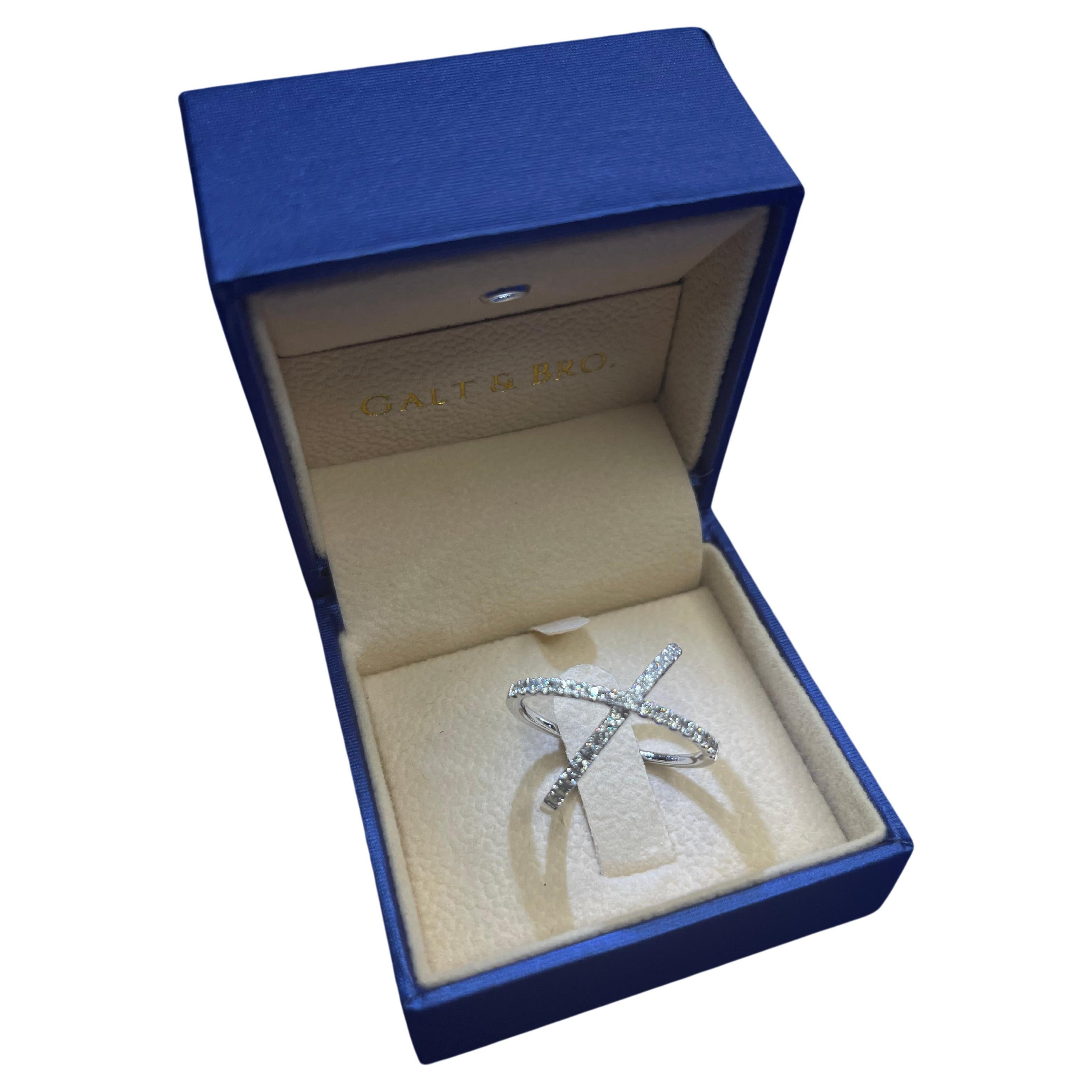 Bague de cocktail ouverte en or blanc 14 carats avec pavé de diamants en forme de croix entrecroisée Unisexe en vente
