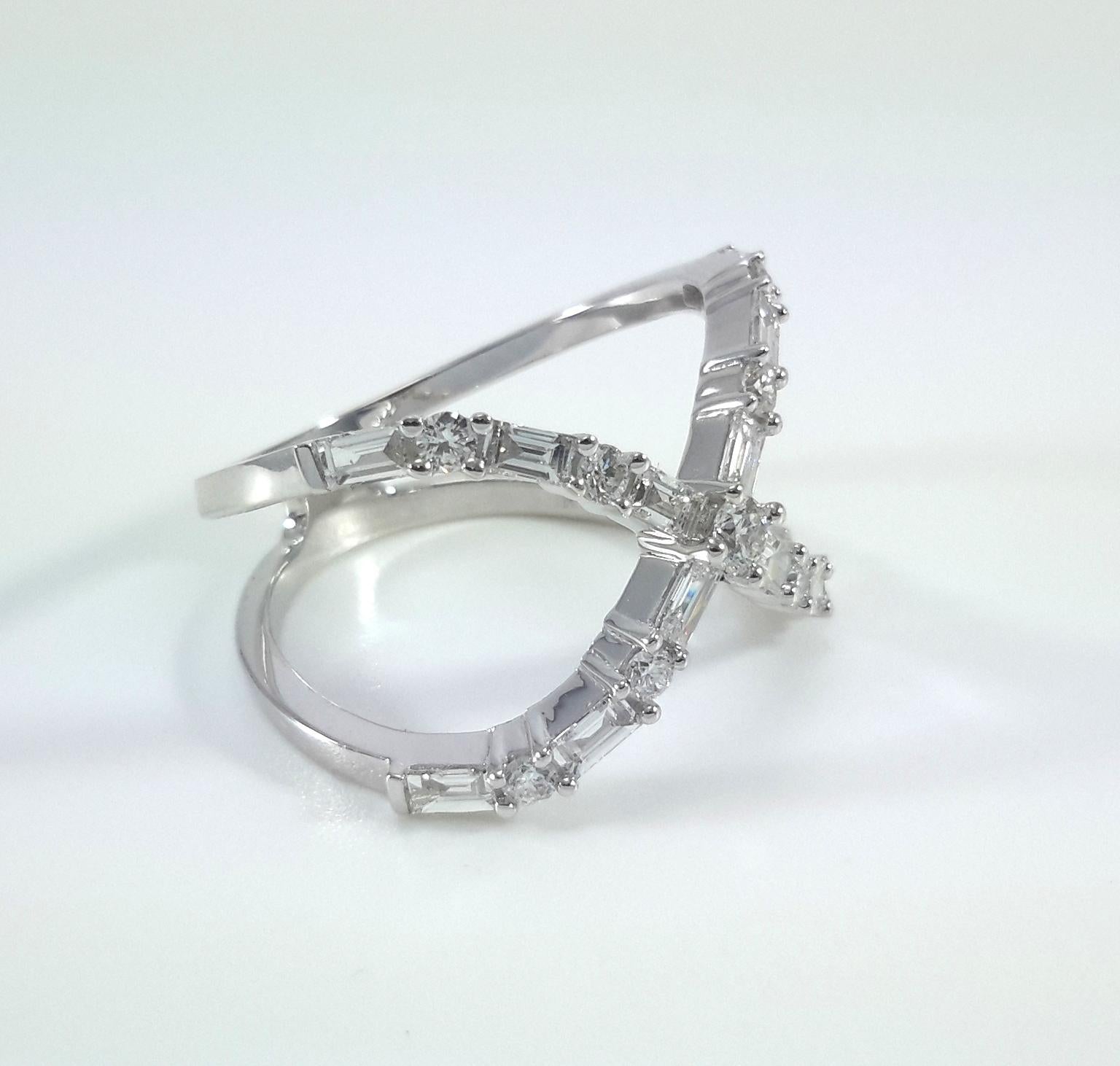 Schlank, raffiniert und voller Glanz - dieser atemberaubende Crossover-Ring ist mit 0,71 Karat Diamanten in einem kühnen X-Design aus 18 Karat Weißgold besetzt. Der Ring zeigt eine Mischung aus Baguette- und runden Diamanten, die präzise gefasst