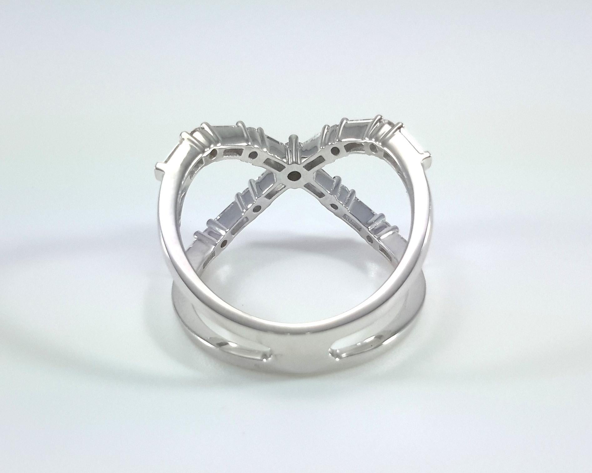 Diamant X Crossover Ring in 18k Weißgold (Baguetteschliff) im Angebot
