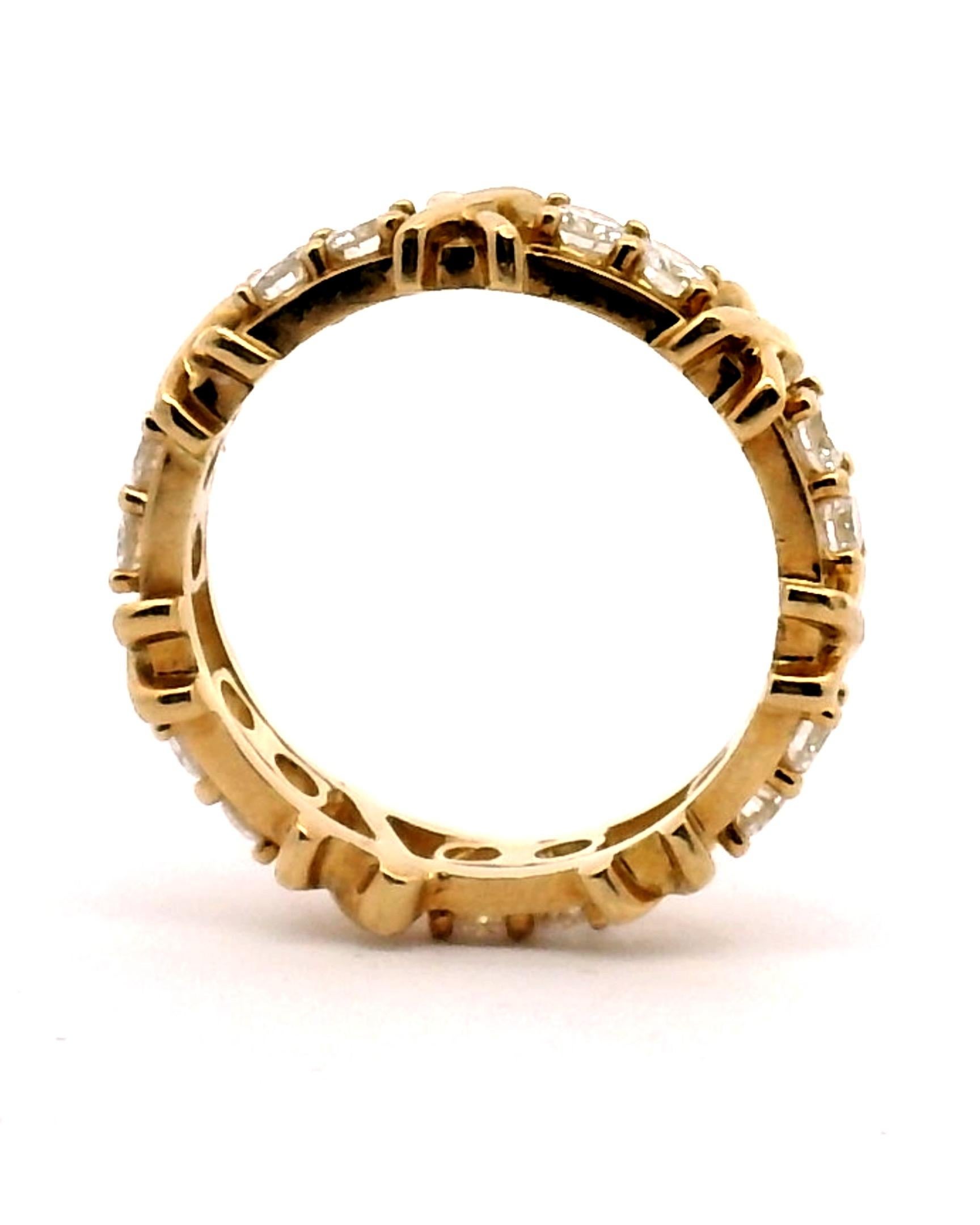 Fascia da donna in oro giallo x/o con 14 diamanti rotondi 2 per sezione. 

Peso del diamante circa 1 cttw. 

Il grado di chiarezza è VS2

La gamma di colori è G-H.

oro giallo 18k 
5,6 grammi 
