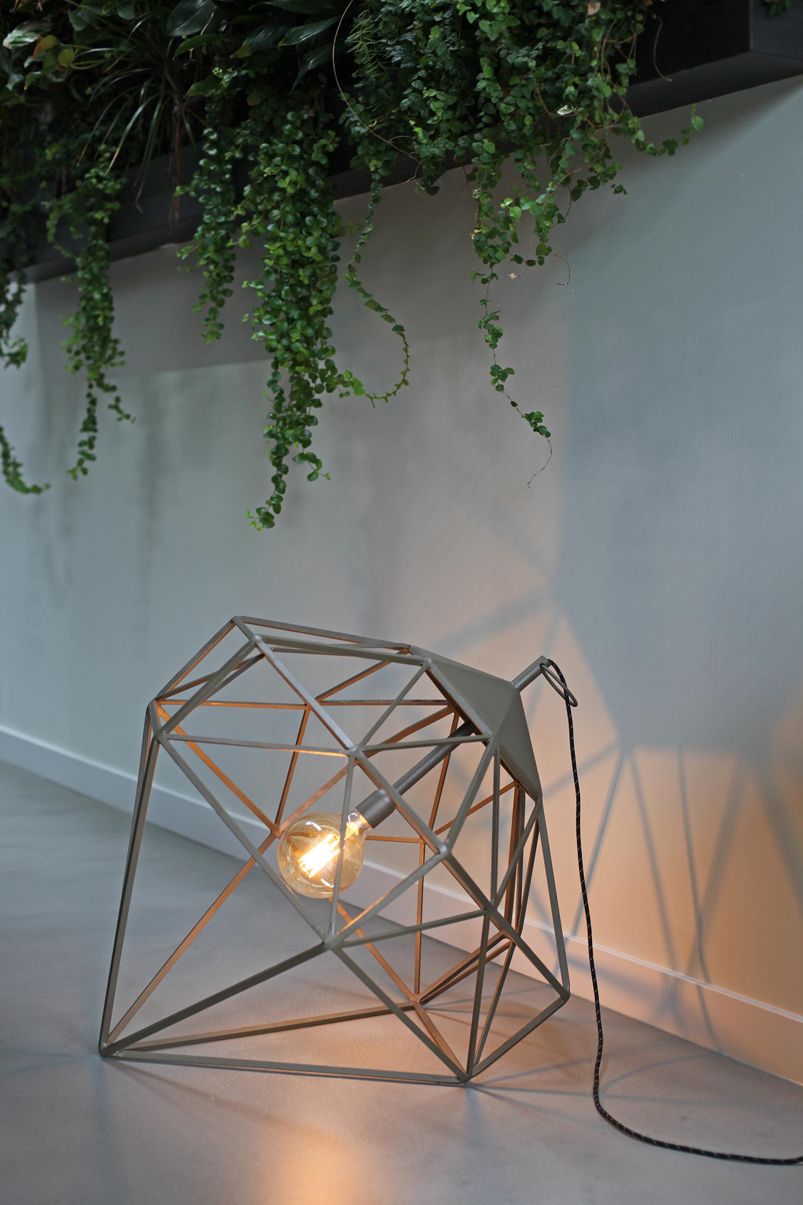 Lampada a sospensione Diamond XXL Small in acciaio nero opaco di JSPR
Progettato da Sylvie Meuffels & Jasper van Grootel.
Dimensioni: Ø 77 x H. 90 cm.
Materiali: Acciaio.

Realizzato a mano nei Paesi Bassi. Disponibile in tre colori. I prezzi