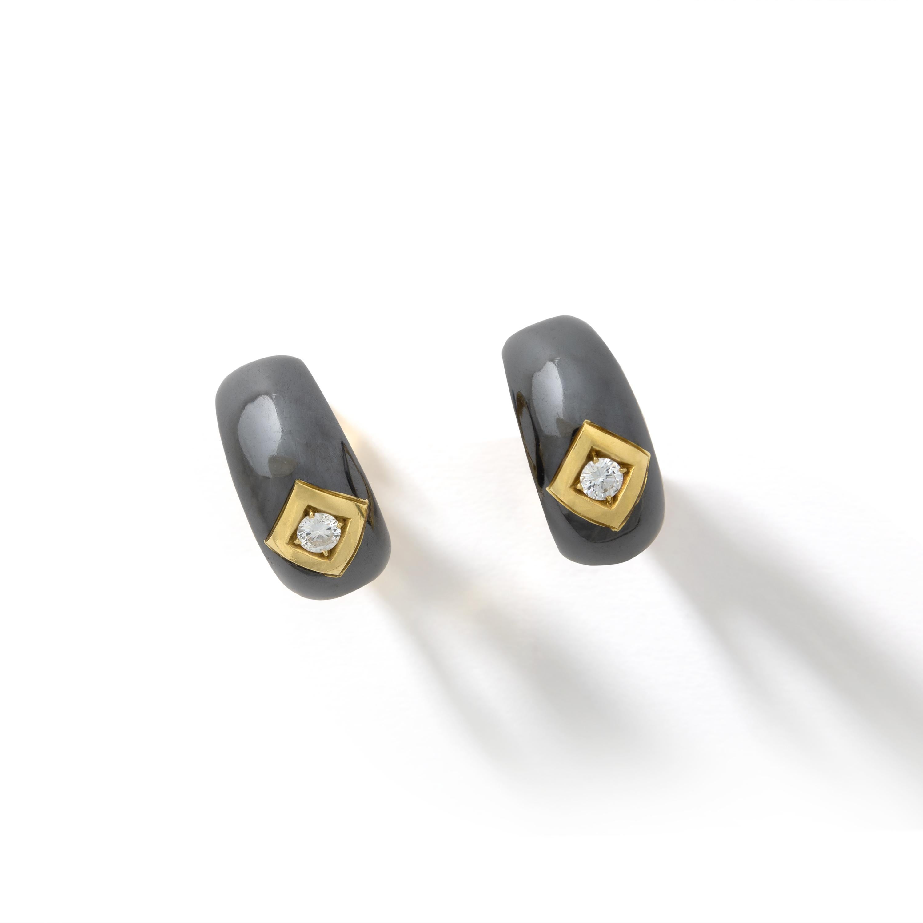 Clips d'oreilles en or jaune et noir 18k avec diamants.
Circa 1980.
Hauteur totale : 0,79 pouce (2,10 centimètres).
Largeur totale : 0,39 pouce (1,00 centimètre).
Poids total : 14,95 grammes.