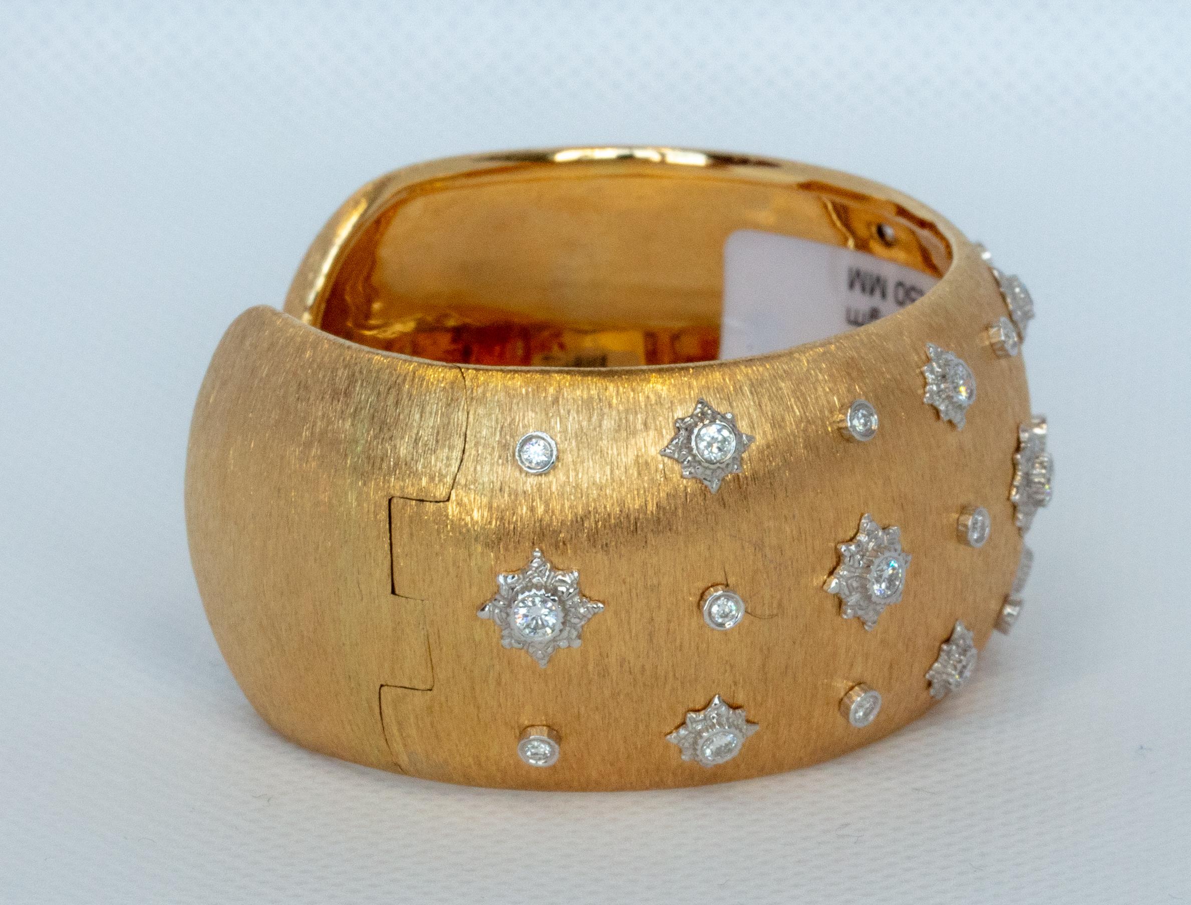 Dieses einzigartige Stück wird in der exquisiten Florentiner Technik der federleichten, raffinierten Handgravur hergestellt.

Jedes Stück von Althoff Jewelry ist mit einer federleichten, zeilenweisen Handgravur versehen, die einen besonderen,