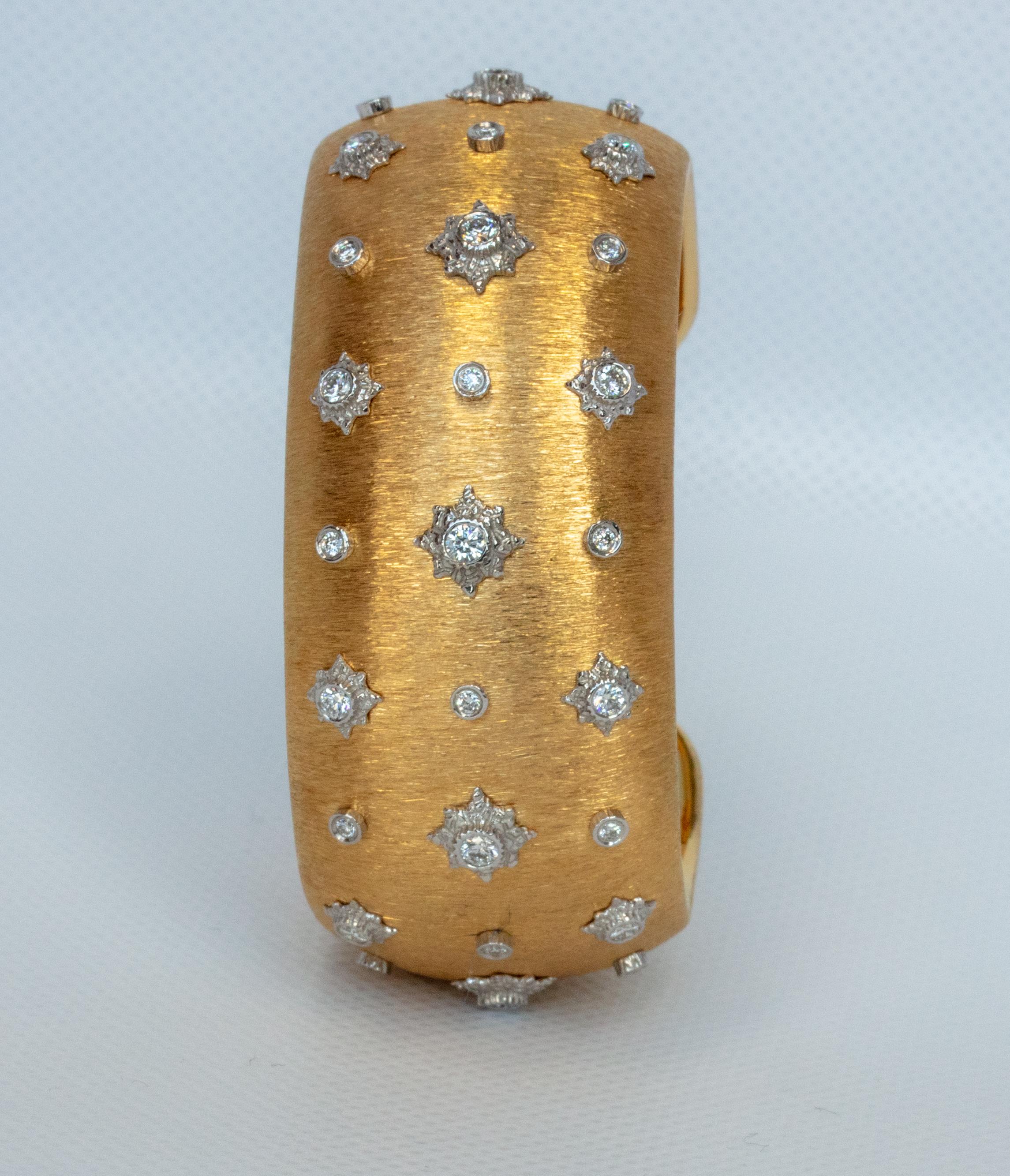 Diamant-Gelb- und Weißgold 18K Link Modern Armband in Florentine Finish, groß im Zustand „Neu“ in Hong Kong, HK
