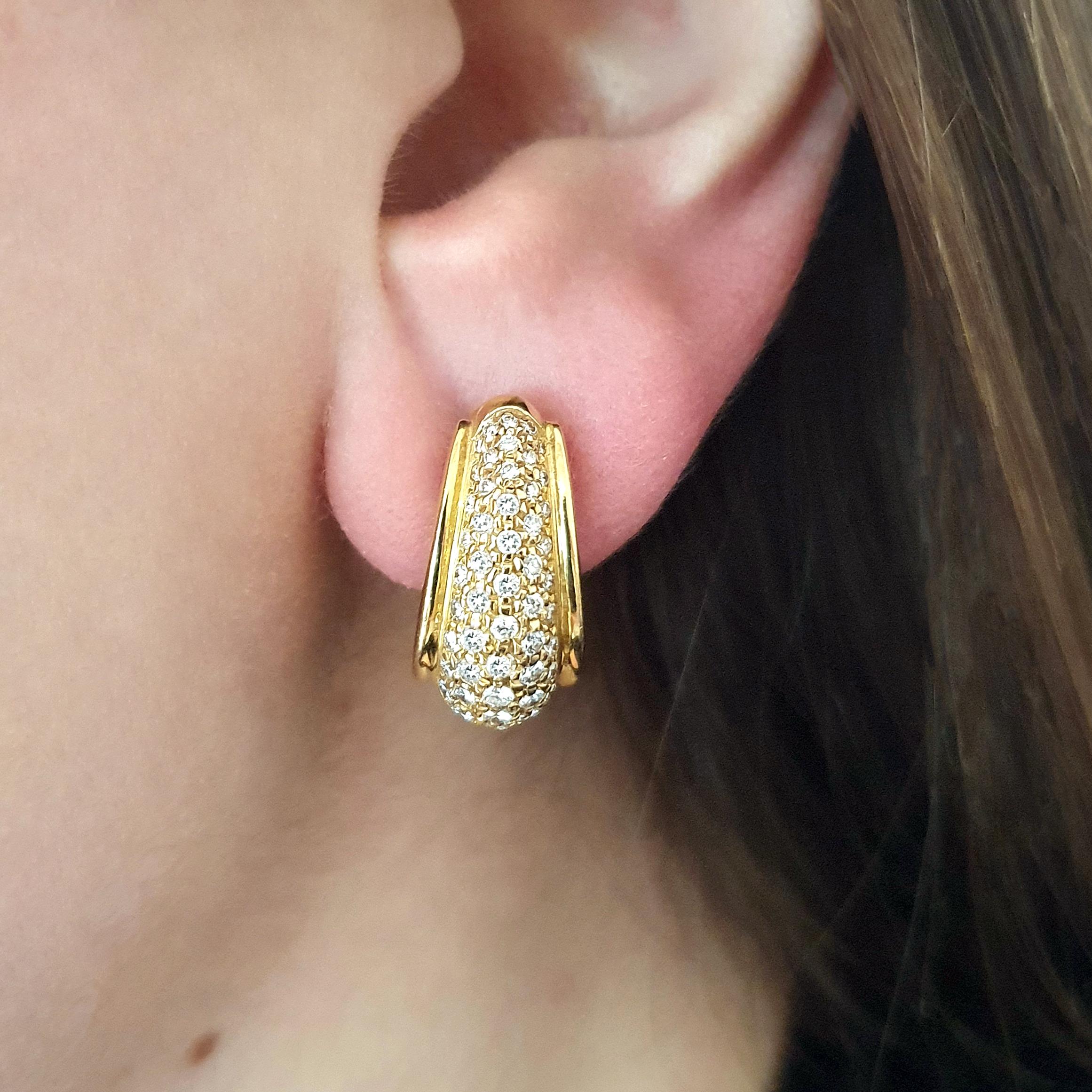 Clips d'oreilles en or jaune 18k avec diamants.

Hauteur totale : 0,79 pouce (2,00 centimètres).
Largeur au Maximum : 0,39 pouce (1,00 centimètre).
Poids total : 18,85 grammes.