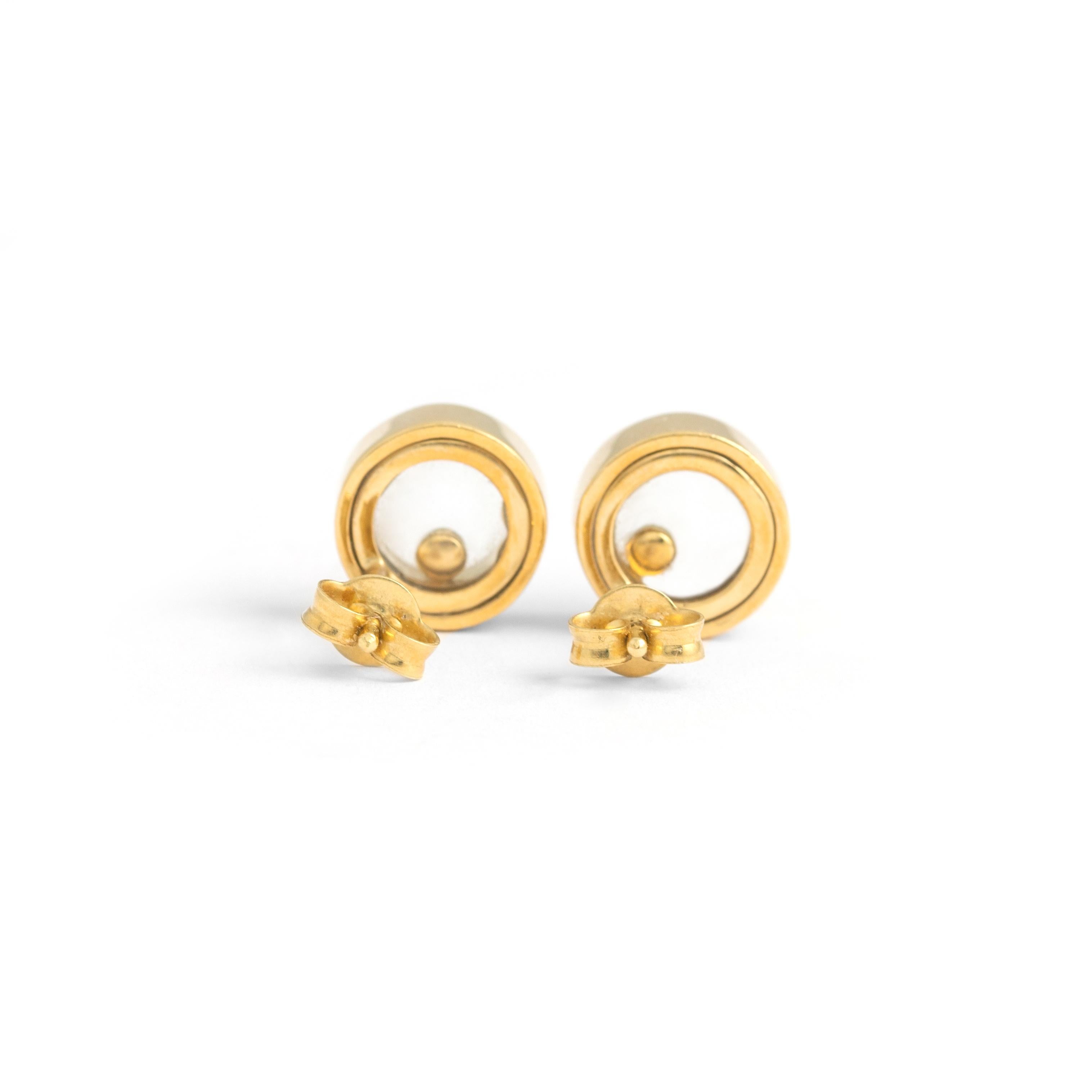 Dancing diamonds gently moving and twirling between two crystals.
Diamond Yellow Gold 18K Earrings.
Diameter: 1.00 centimeters.

Total weight: 6.36 grams
