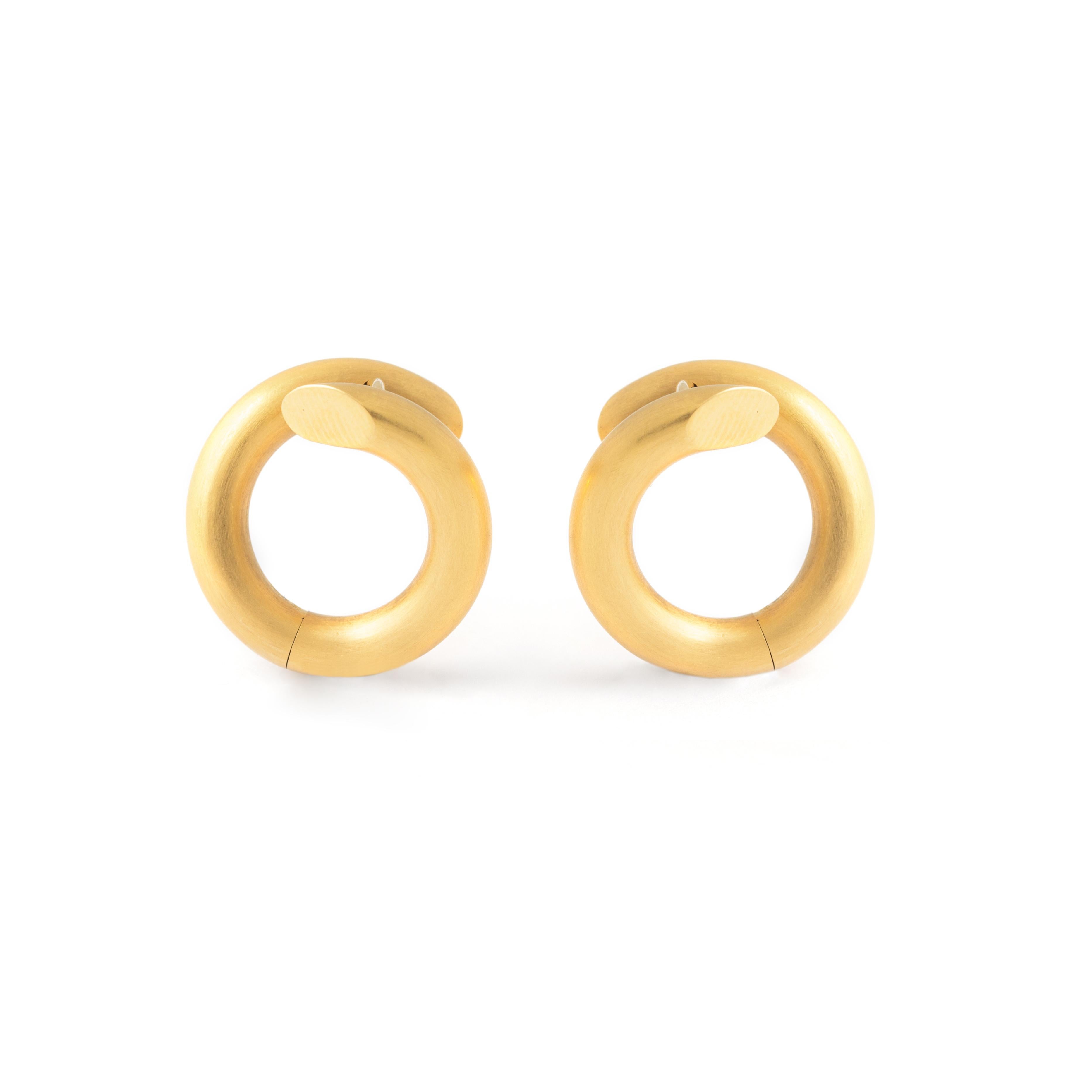 Round Cut Diamond Yellow Gold 18K Earrings For Sale
