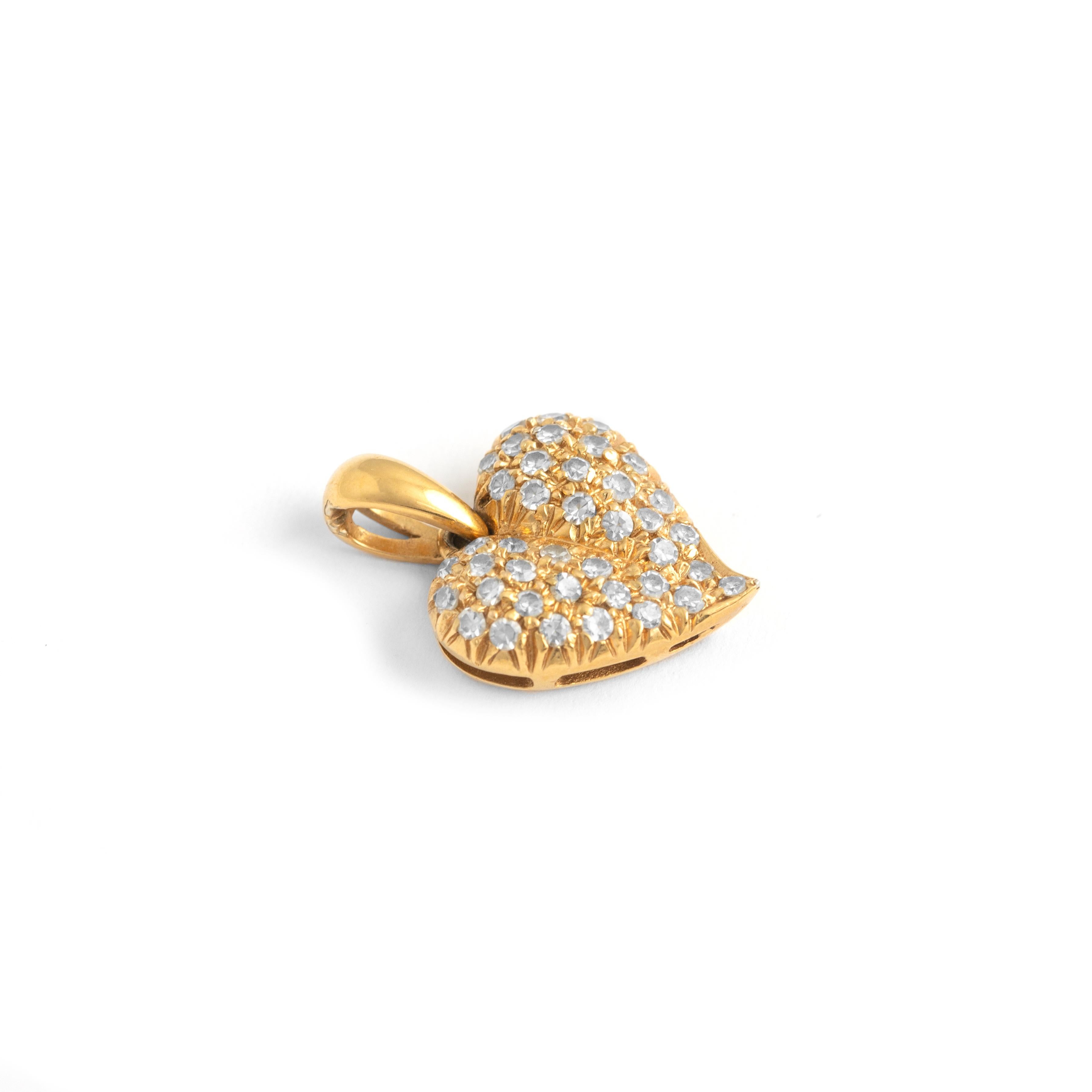 Taille ronde Pendentif en or jaune 18K avec diamant et design en forme de coeur en vente