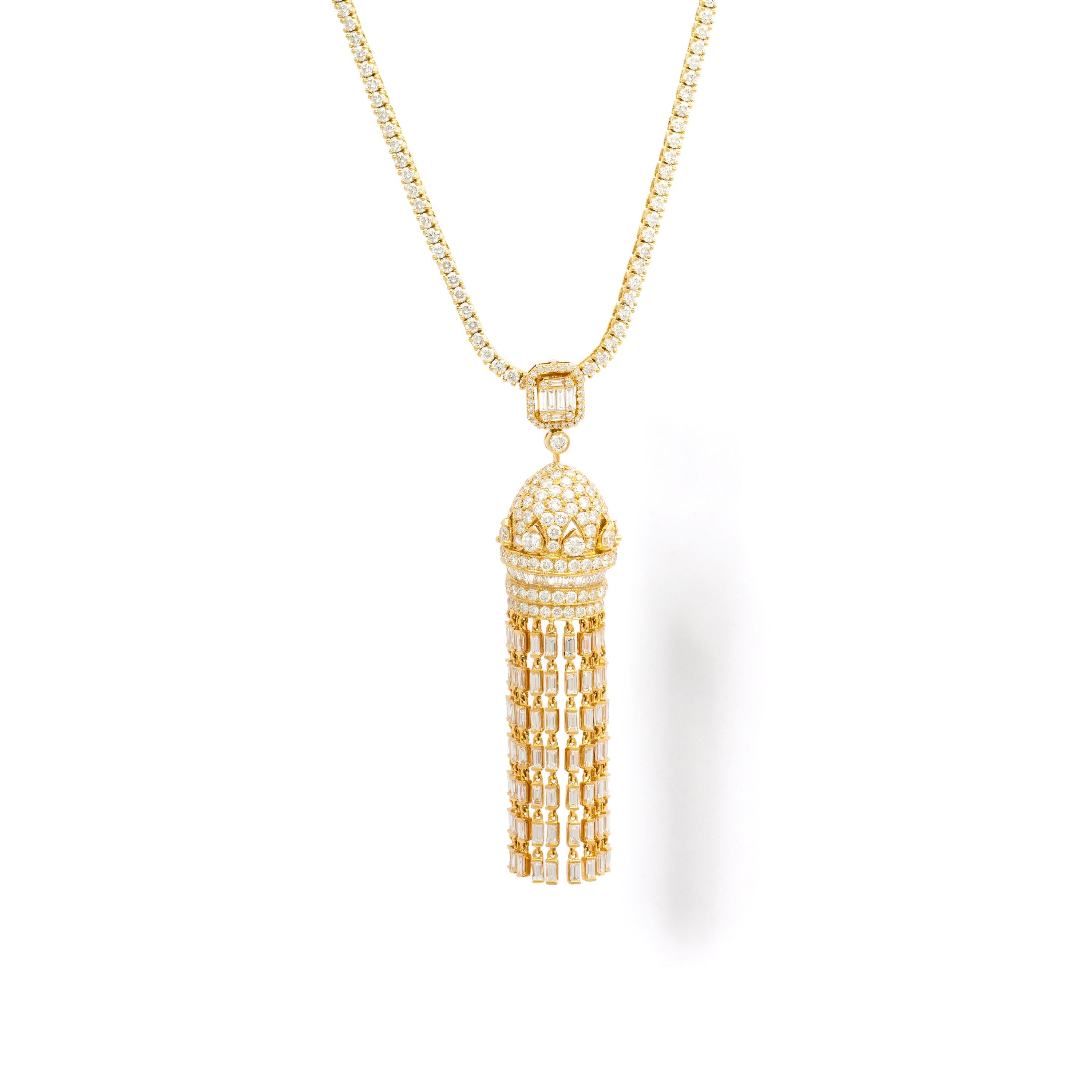 Taille baguette Collier à pendentif en or jaune 18 carats avec diamants en vente