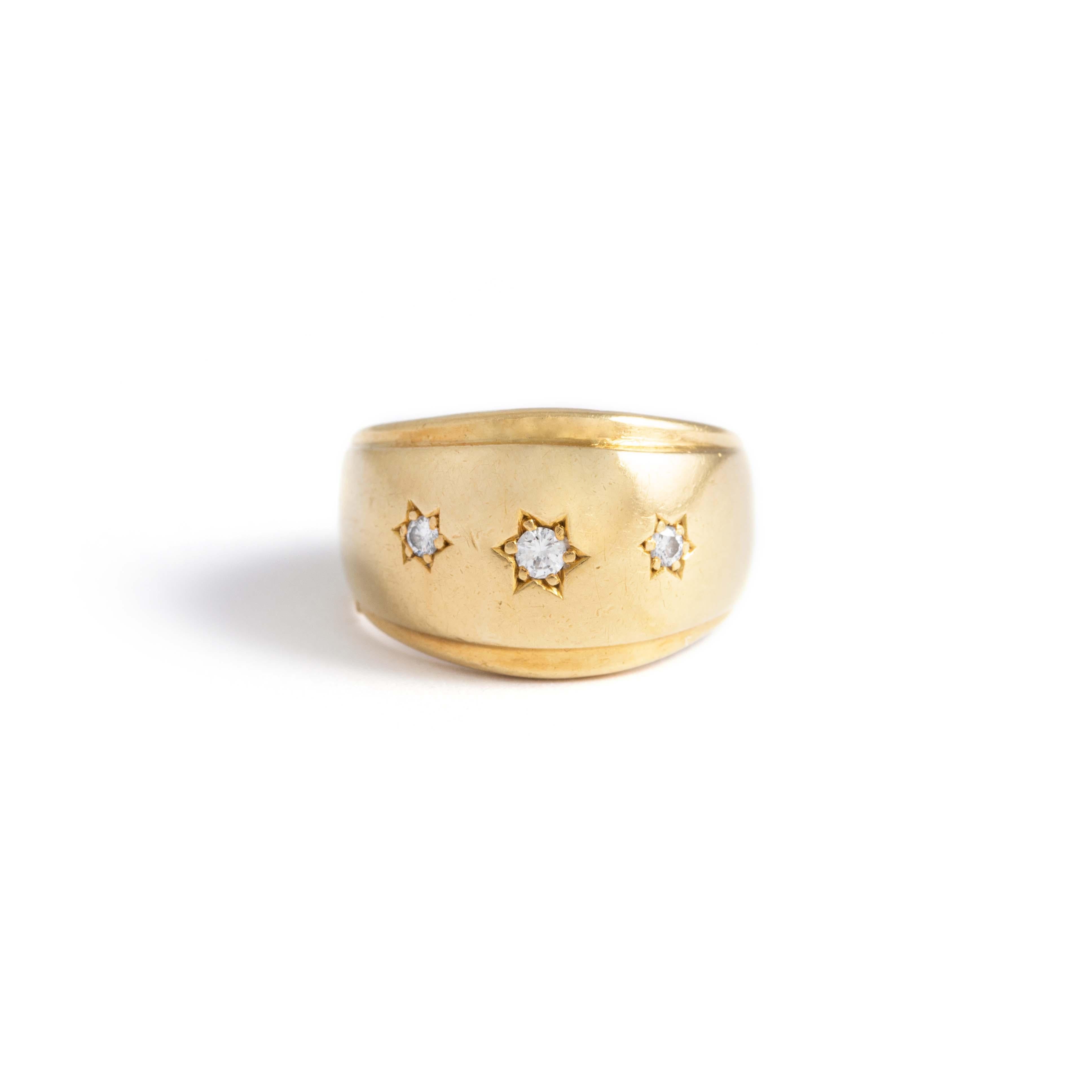 Bombé-Ring aus 18 Karat Gelbgold, besetzt mit drei Diamanten im Rundschliff.
Um 1950.
Bruttogewicht: 5,71 Gramm.
