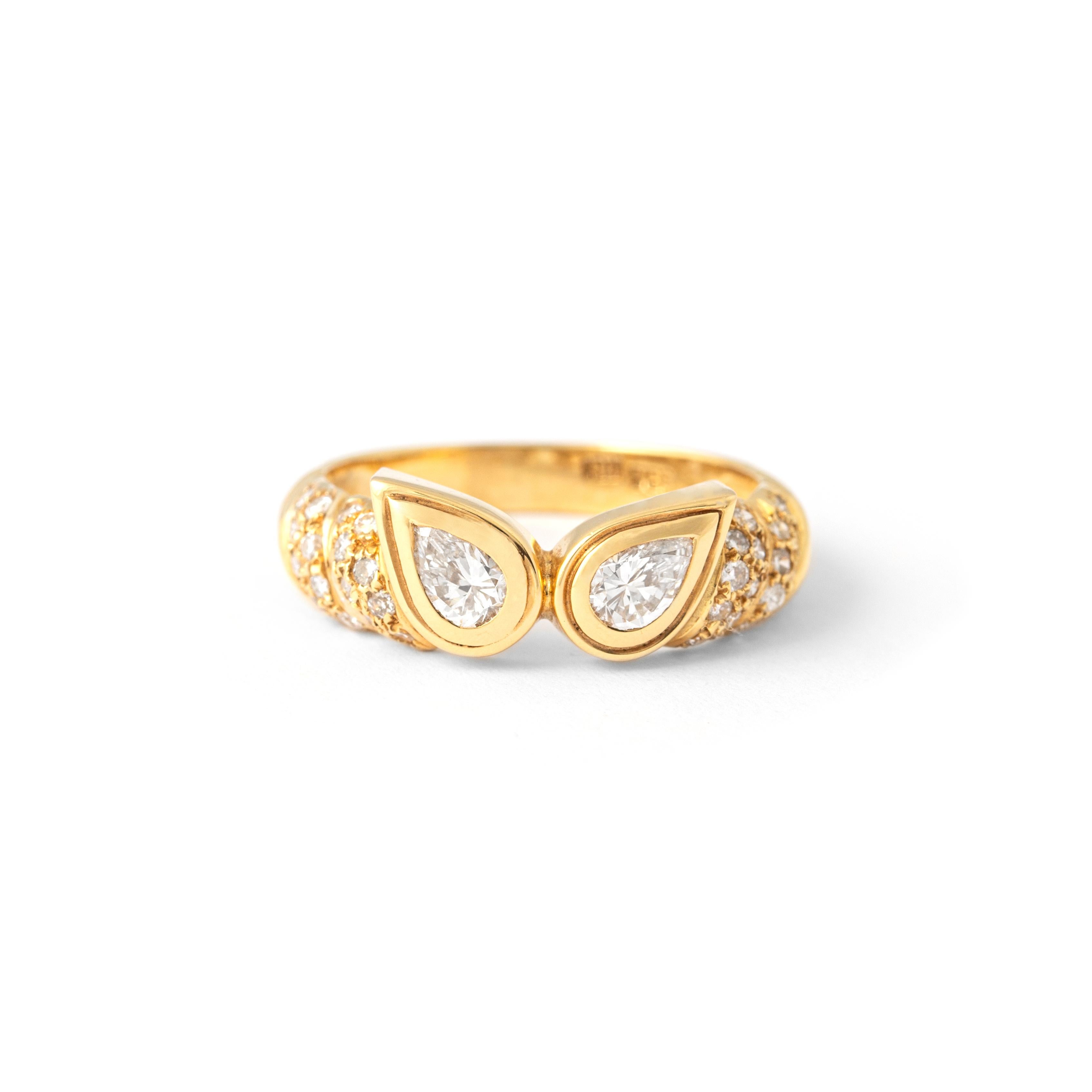 Diamond Yellow Gold 18K Ring.
Set by two pear shape Diamond of 0,54 carat estimated G color and Vs clarity. In addition 0,26 carat round Diamond.
Size: 7.25 US.
Total gross weight: 4.70 grams.
