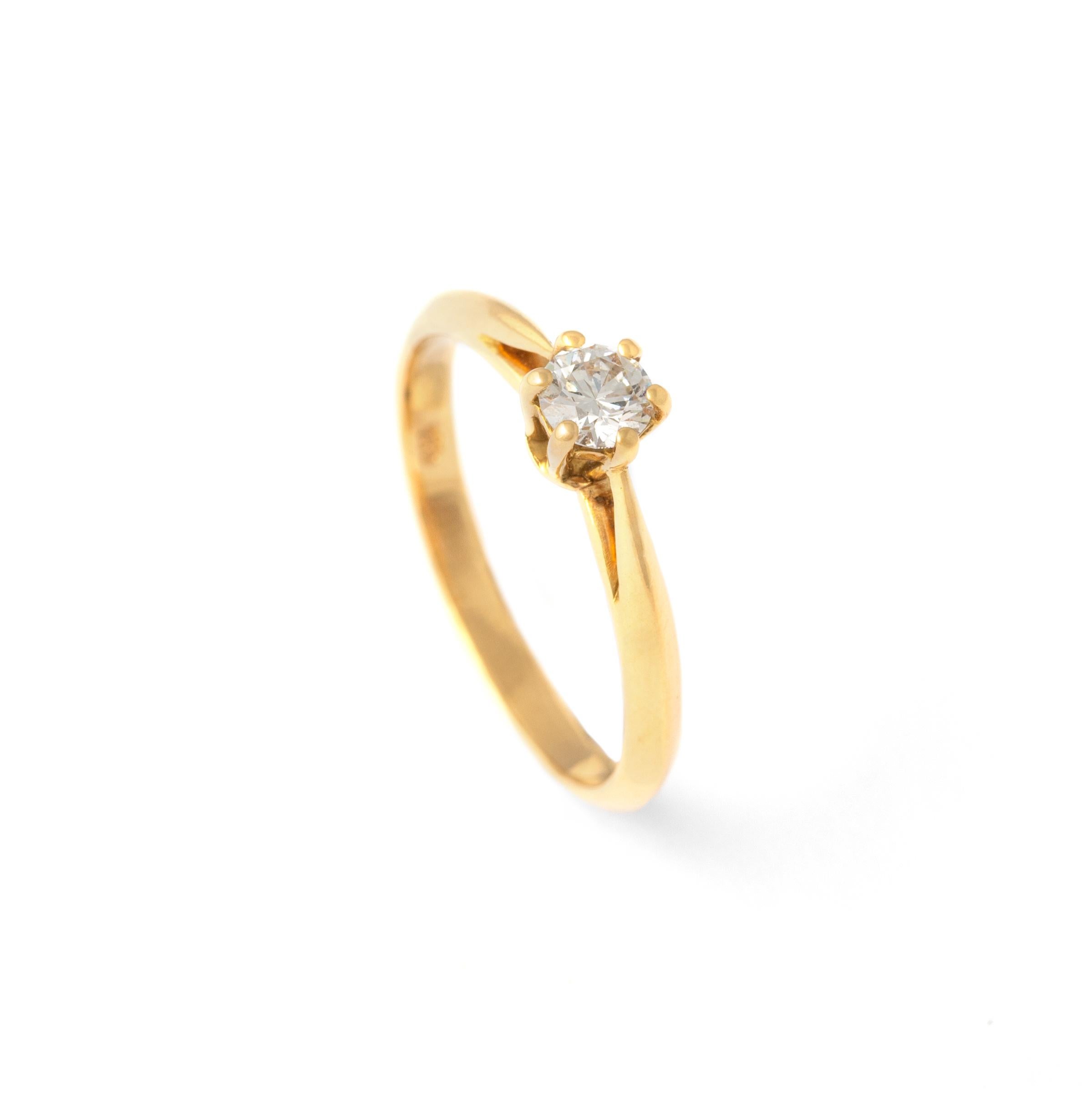 Diamond Yellow Gold 18K Ring
Centered by a round cut diamond of 0,24 carat estimated G color and VVS2 clarity .
Total gross weight; 2.32 grams.
Size: 6

