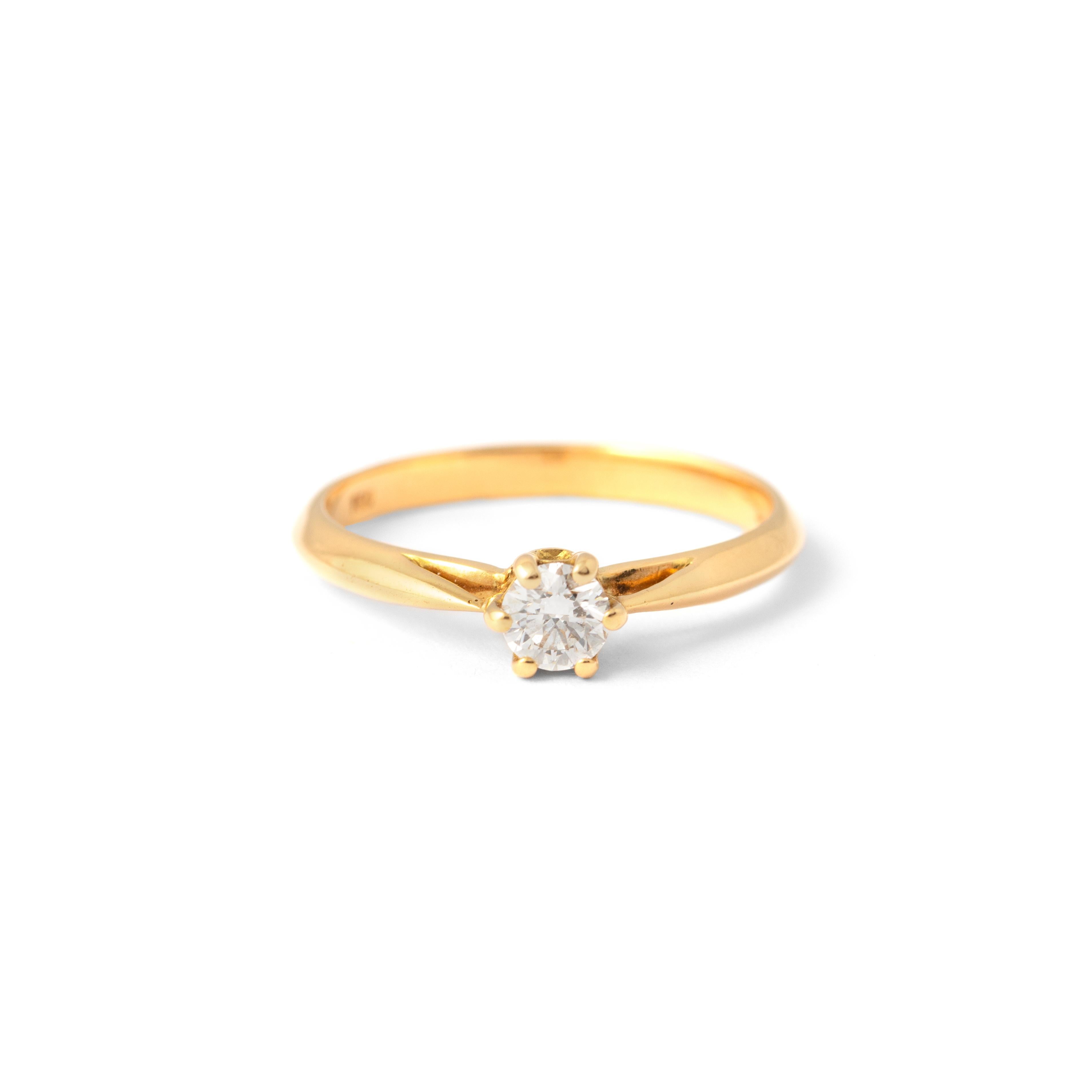 Round Cut Diamond Yellow Gold 18K Ring For Sale
