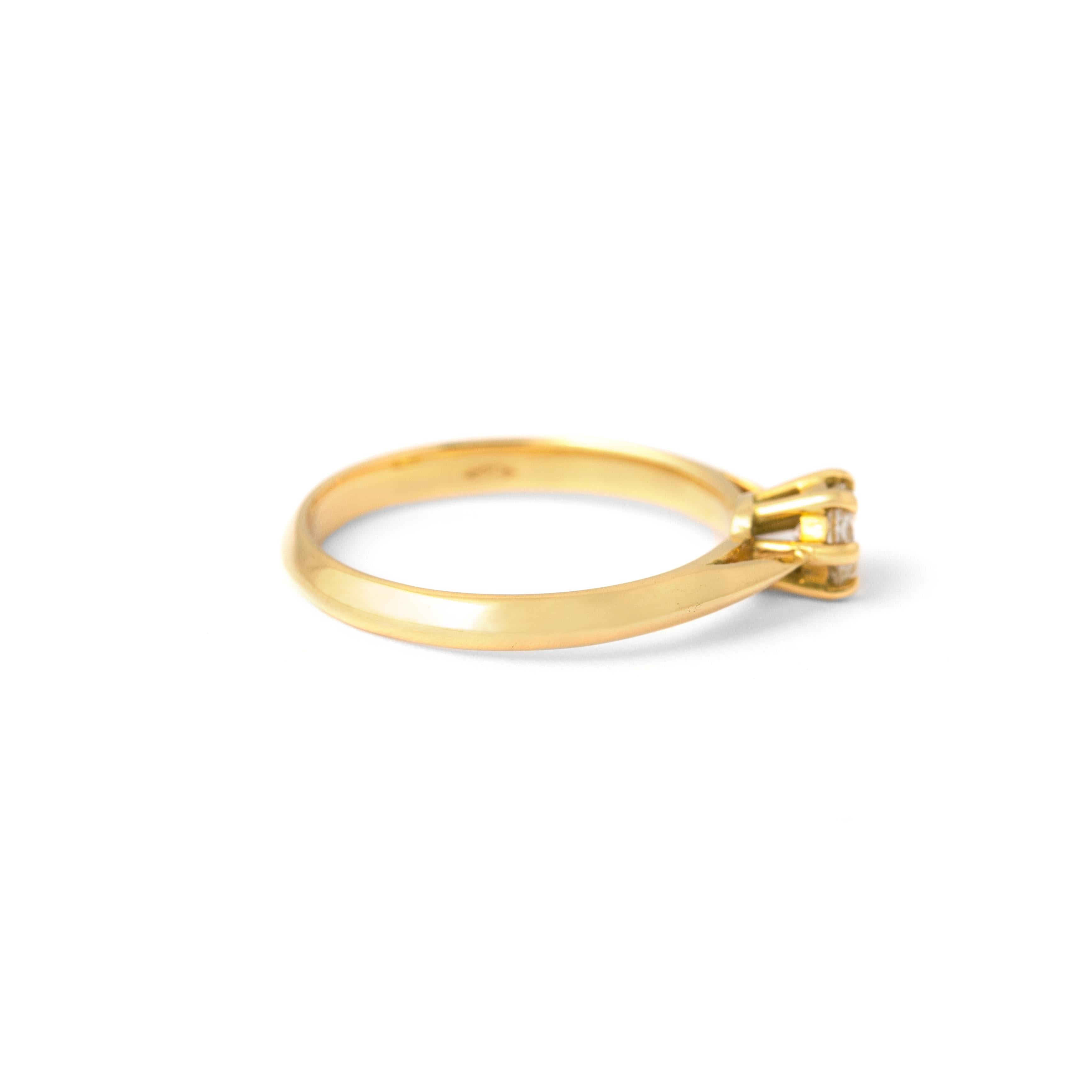 Round Cut Diamond Yellow Gold 18K Ring For Sale