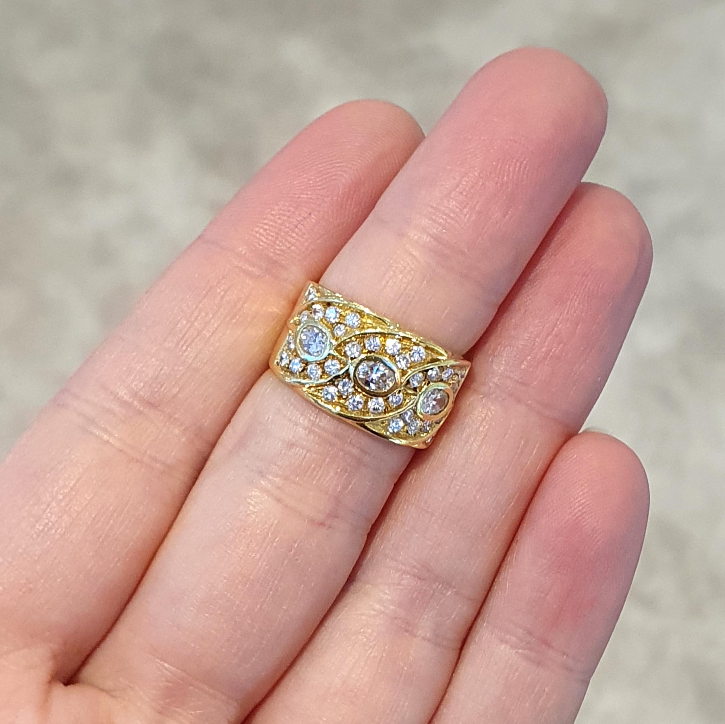 Round Cut Diamond Yellow Gold 18K Ring For Sale