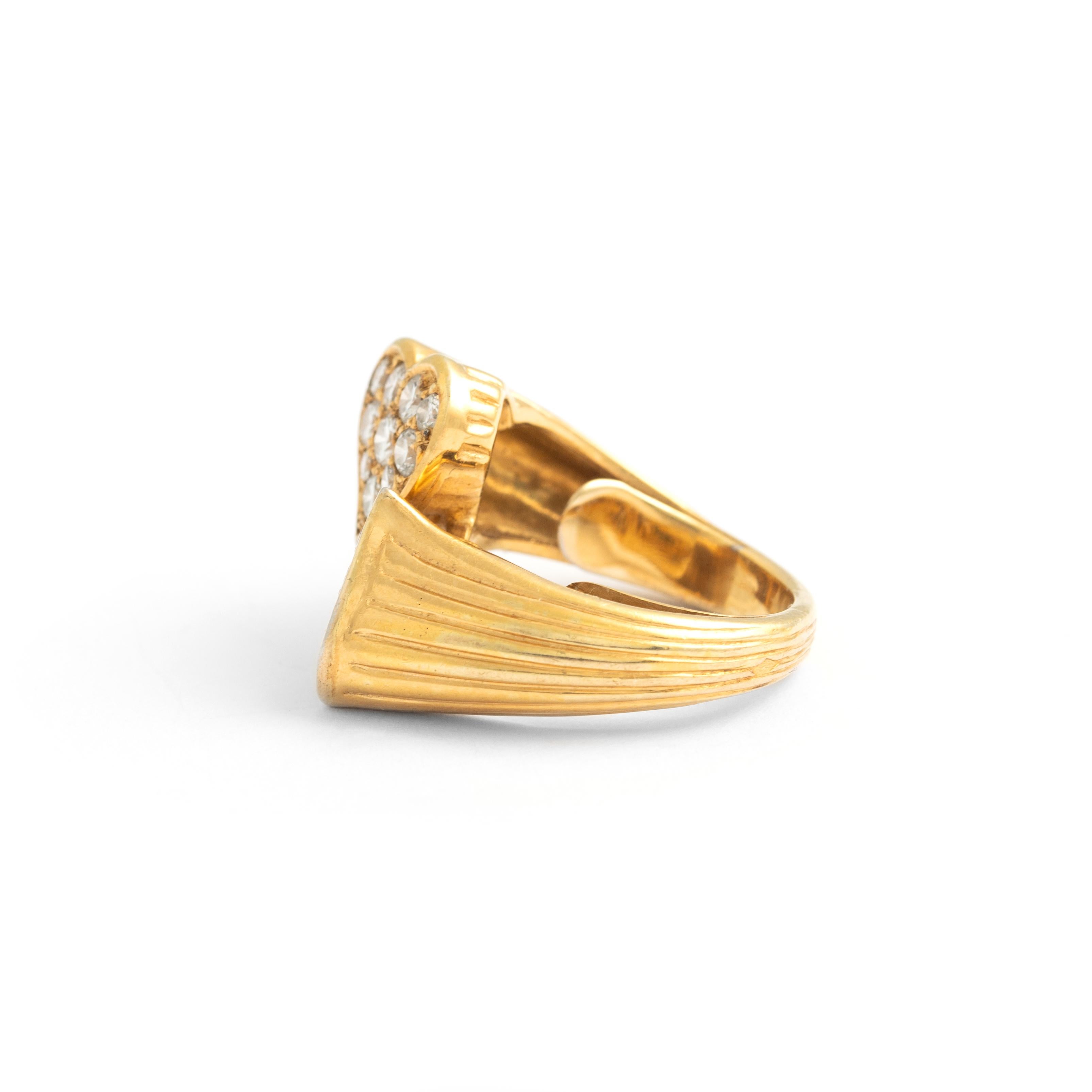 18 Karat Gelbgold Crossover-Ring mit zwei Herzen (Rundschliff) im Angebot