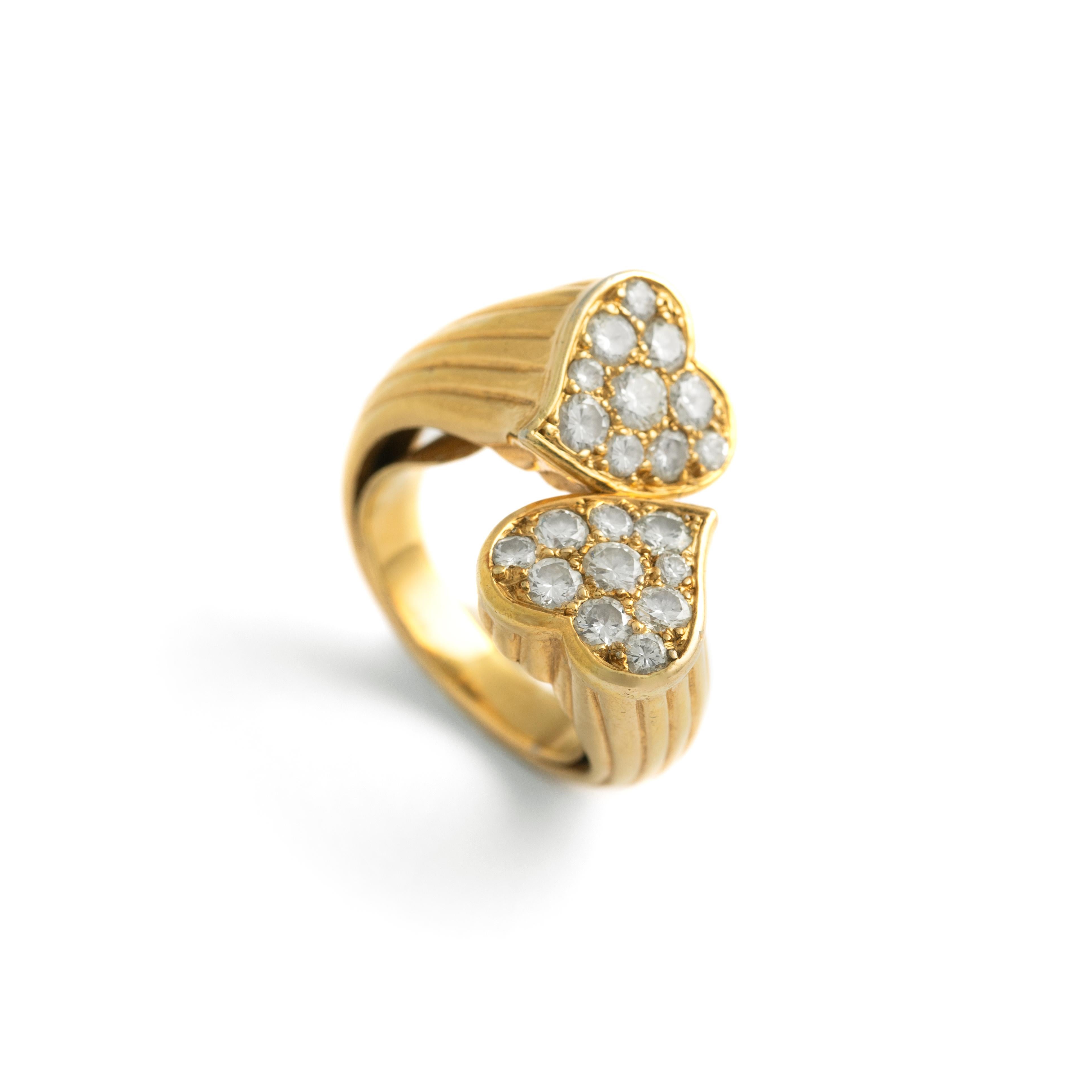 Diamond Yellow Gold 18K Two Hearts Crossover Ring In Excellent Condition For Sale In Geneva, CH