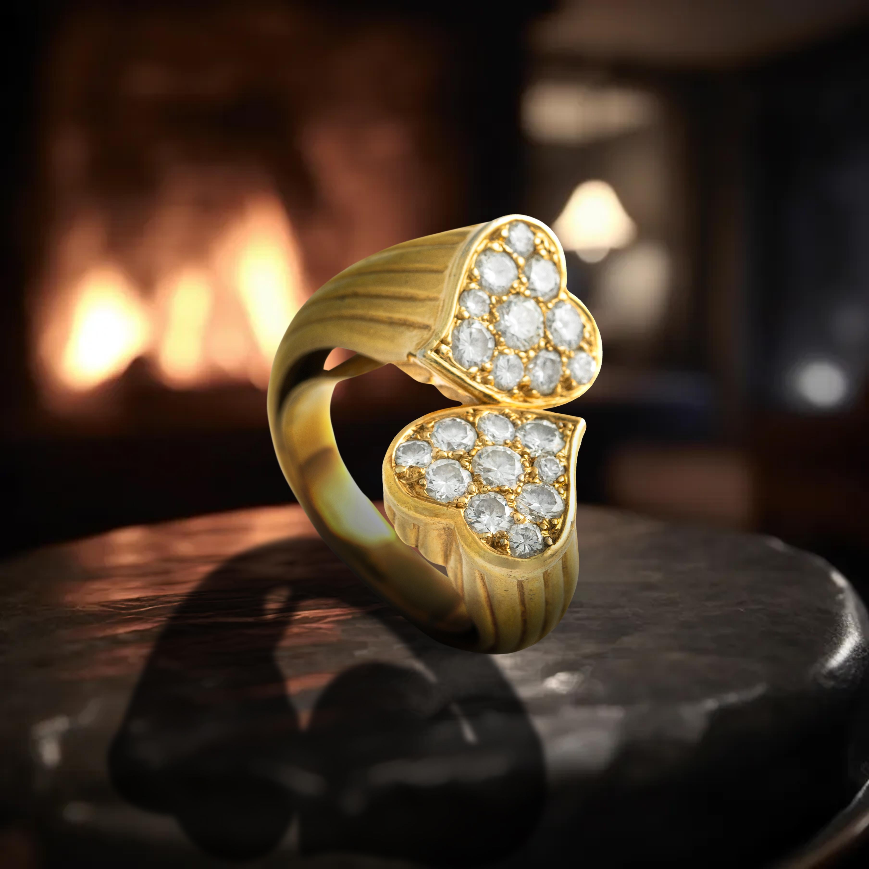 Bague croisée à deux cœurs en or jaune 18K avec diamant en vente 4