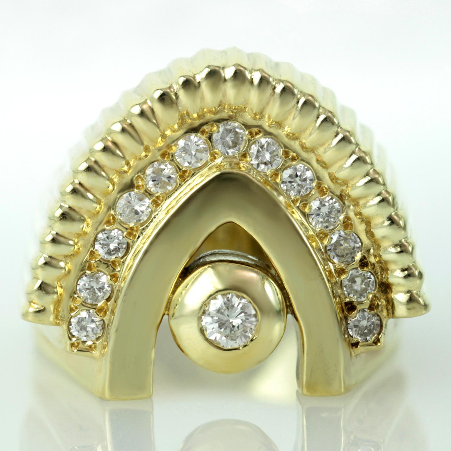 Cette bague unisexe est fabriquée en or jaune 14k et présente un diamant solitaire serti en lunette, magnifiquement mis en valeur par un étincelant motif d'arc serti de diamants. Vers 1970. Mesures : 0.largeur de 20 mm. La taille de la bague est de