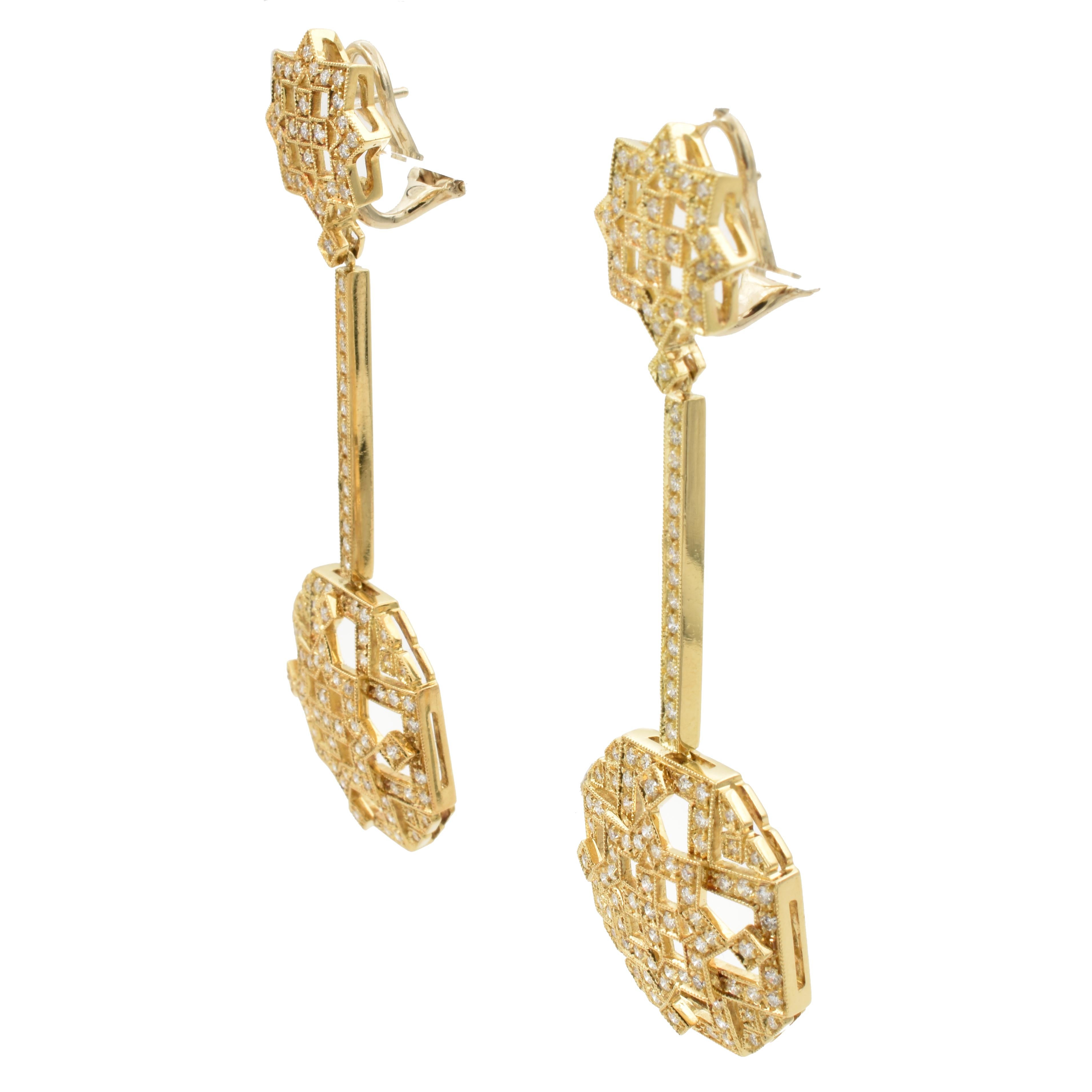 Art Deco Style 18Kt Yellow Gold Dangle Earrings with Special Millgrain Settings Diamonds.
A Truly Timeless Classic with an exquisite manufacture.
Handmade in Italy in our Atelier in Valenza (AL)
18KT Gold g 21.70
G Color Vs Claity Diamonds ct 2.65
