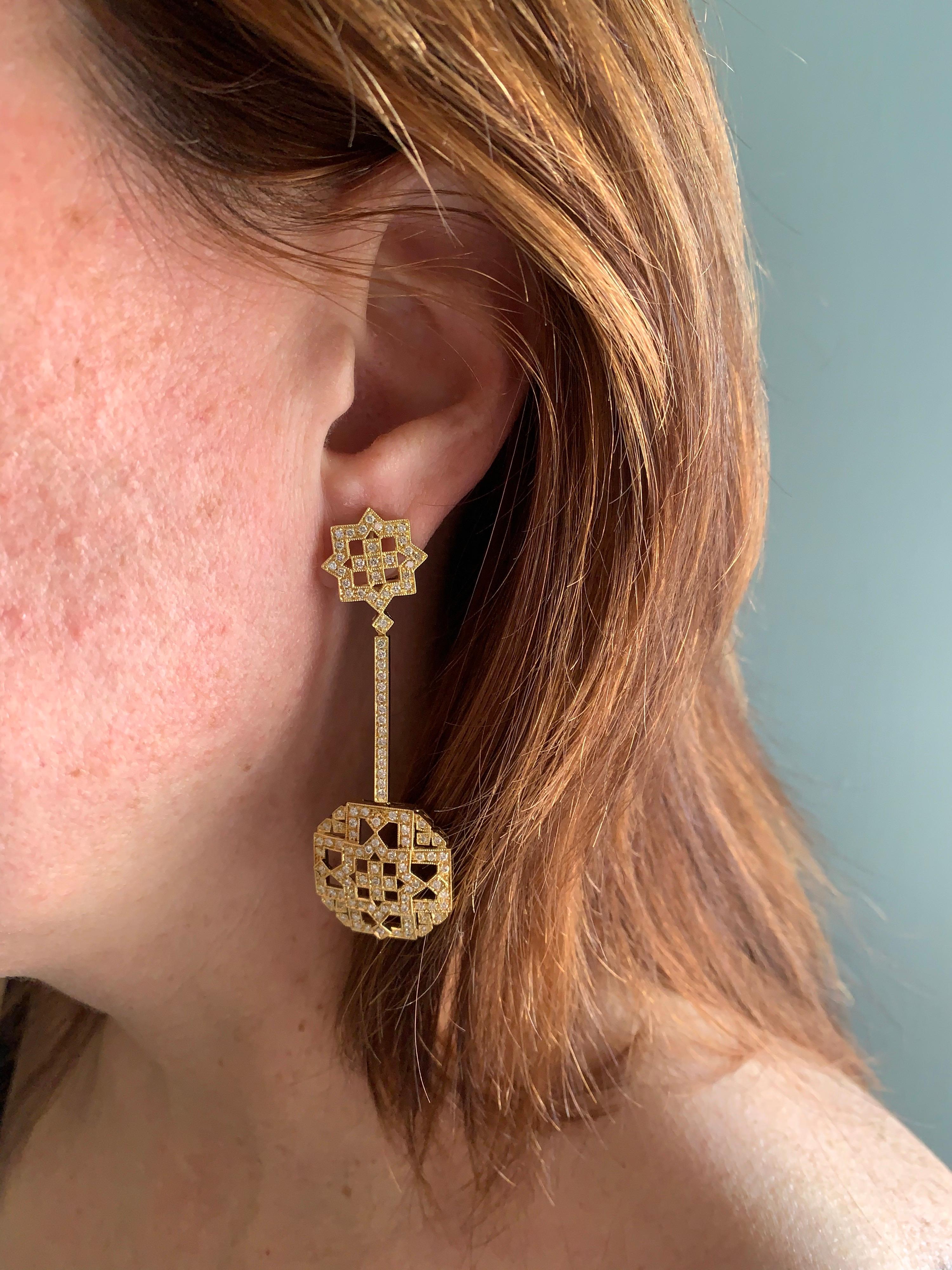 Orecchini pendenti in oro giallo con diamanti in stile Art Deco Made in Italy in vendita 2