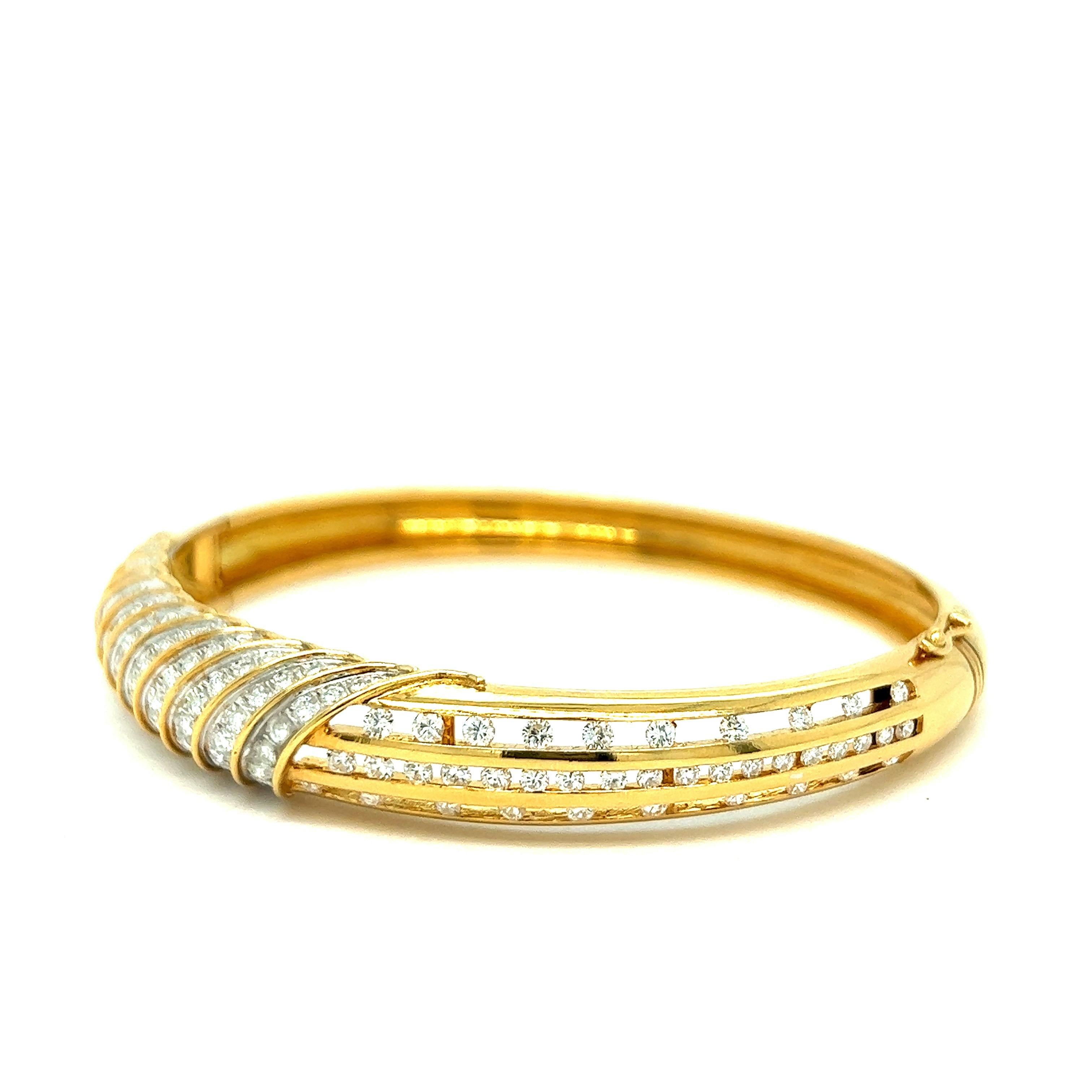 Diamond yellow gold bangle bracelet, made in Italy

Very clean and white round-cut diamonds of approximately 4.5 carats, 18 karat yellow gold; marked 750, 18k

Size: thickness 1 cm; inner diameters 5.5 and 5 cm; inner circumference 6.5 inches
Total