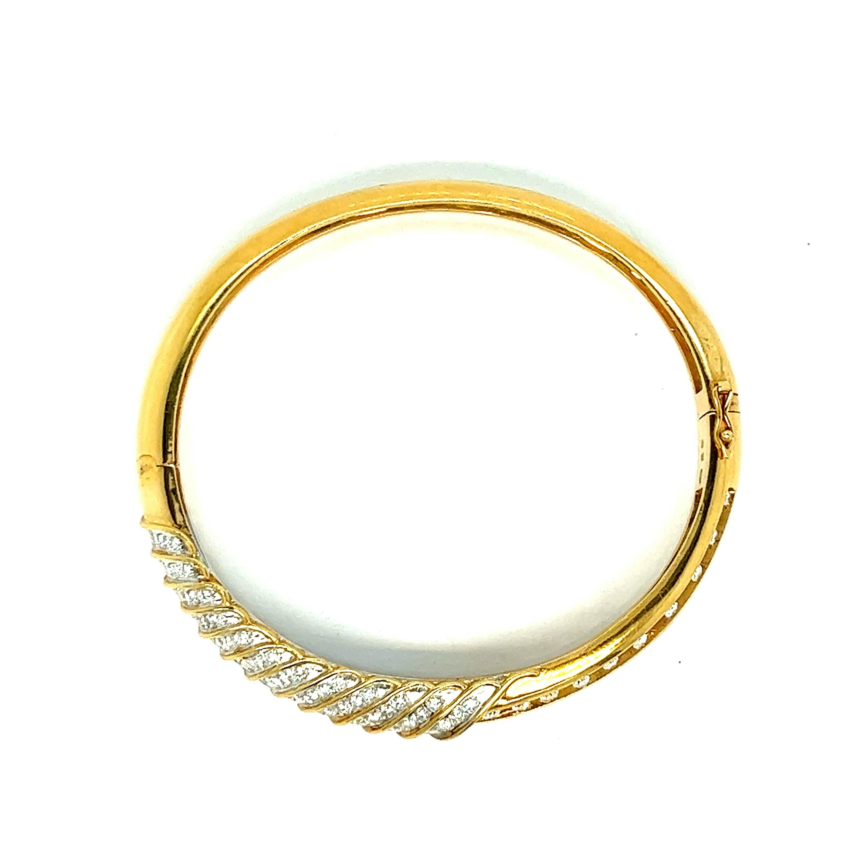 Diamond Yellow Gold Bangle Bracelet In Excellent Condition For Sale In New York, NY