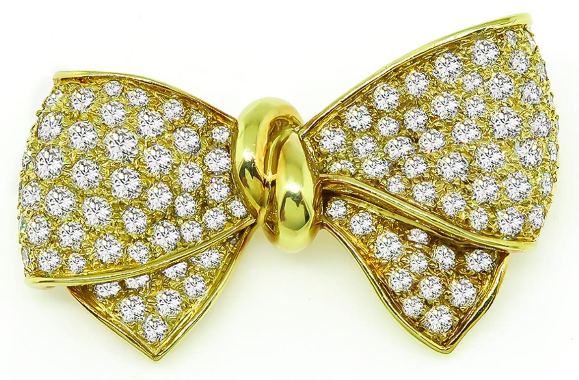 Cette magnifique épingle à noeud en or jaune 18 carats est sertie de diamants ronds étincelants pesant environ 5,00 ct. de couleur F-G et de pureté VS. La broche mesure 27mm par 42mm et pèse 15,6 grammes. Il est estampillé 18k.



Inventaire