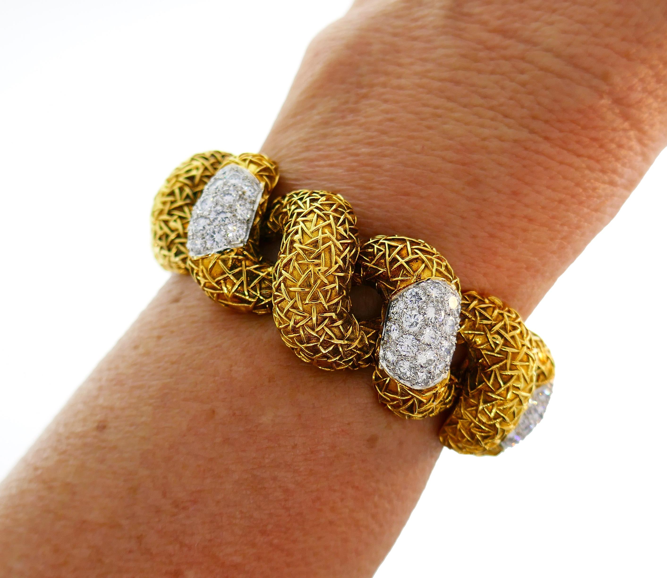 A stunning vintage bracelet created by Wander, Paris in the 1970s. Bold yet elegant and wearable, the bracelet is a great addition to your jewelry collection. Highly textured and articulated, the bracelet can be worn both, day and night. Due to a