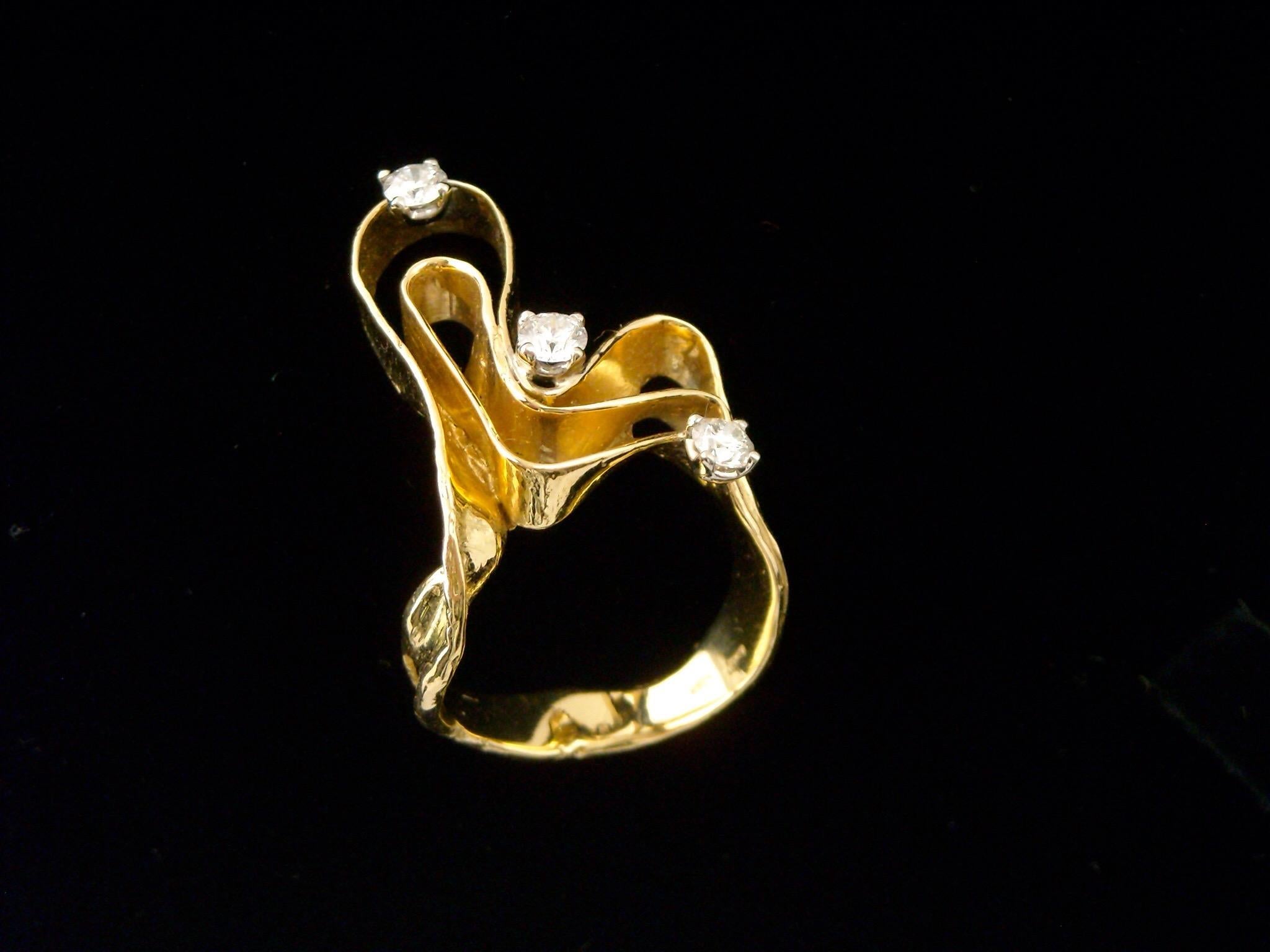 Anello a tre pietre asimmetriche in oro giallo 18 carati Made in Italy con diamanti a terra in vendita 8