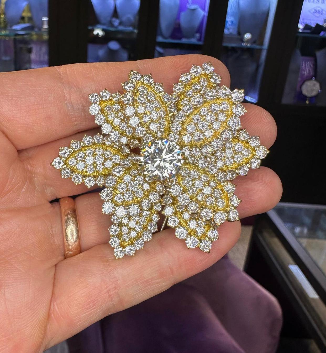 Diamond & Yellow Gold Flower Brooch

A floral motif brooch made from 18-karat yellow gold, featuring round-cut diamonds adorning the petals that frame a central large round-cut diamond

Approximate Center Diamond Weight: 4.25
Stamped 750

Diameter: