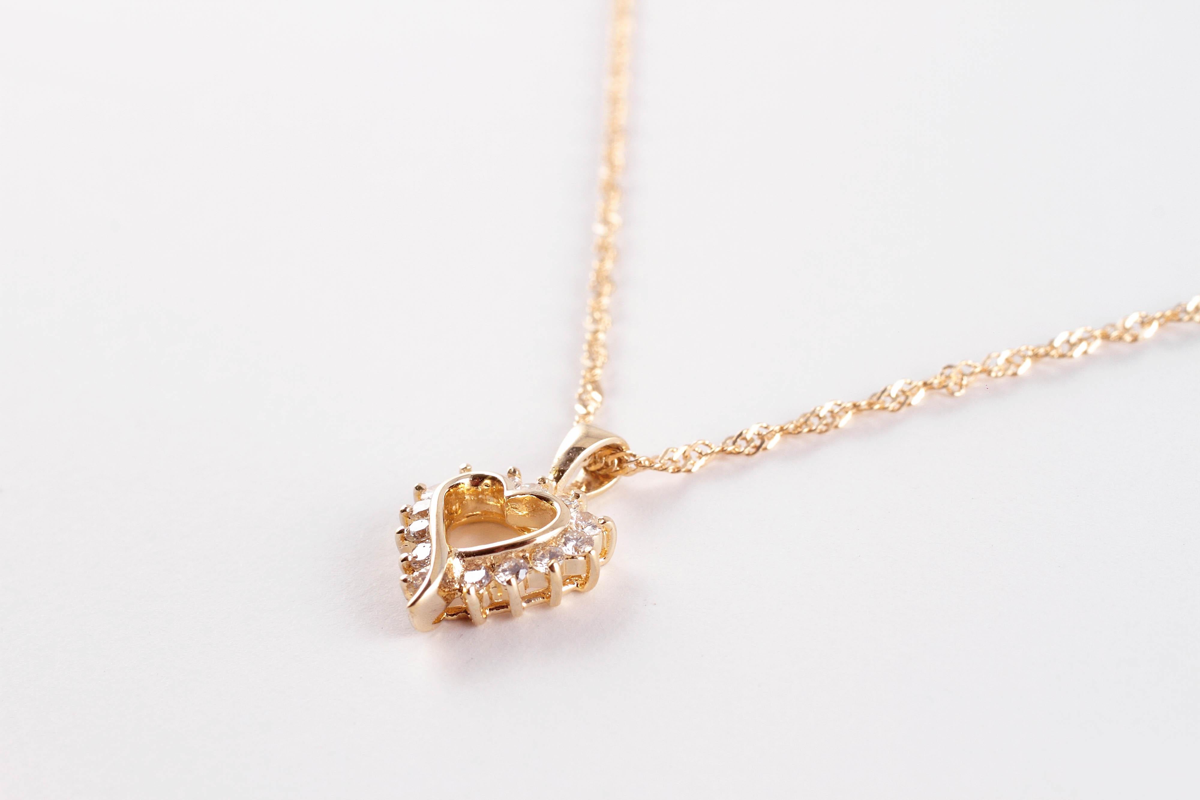 Diamond Yellow Gold Heart Pendant and Chain In Good Condition In Dallas, TX