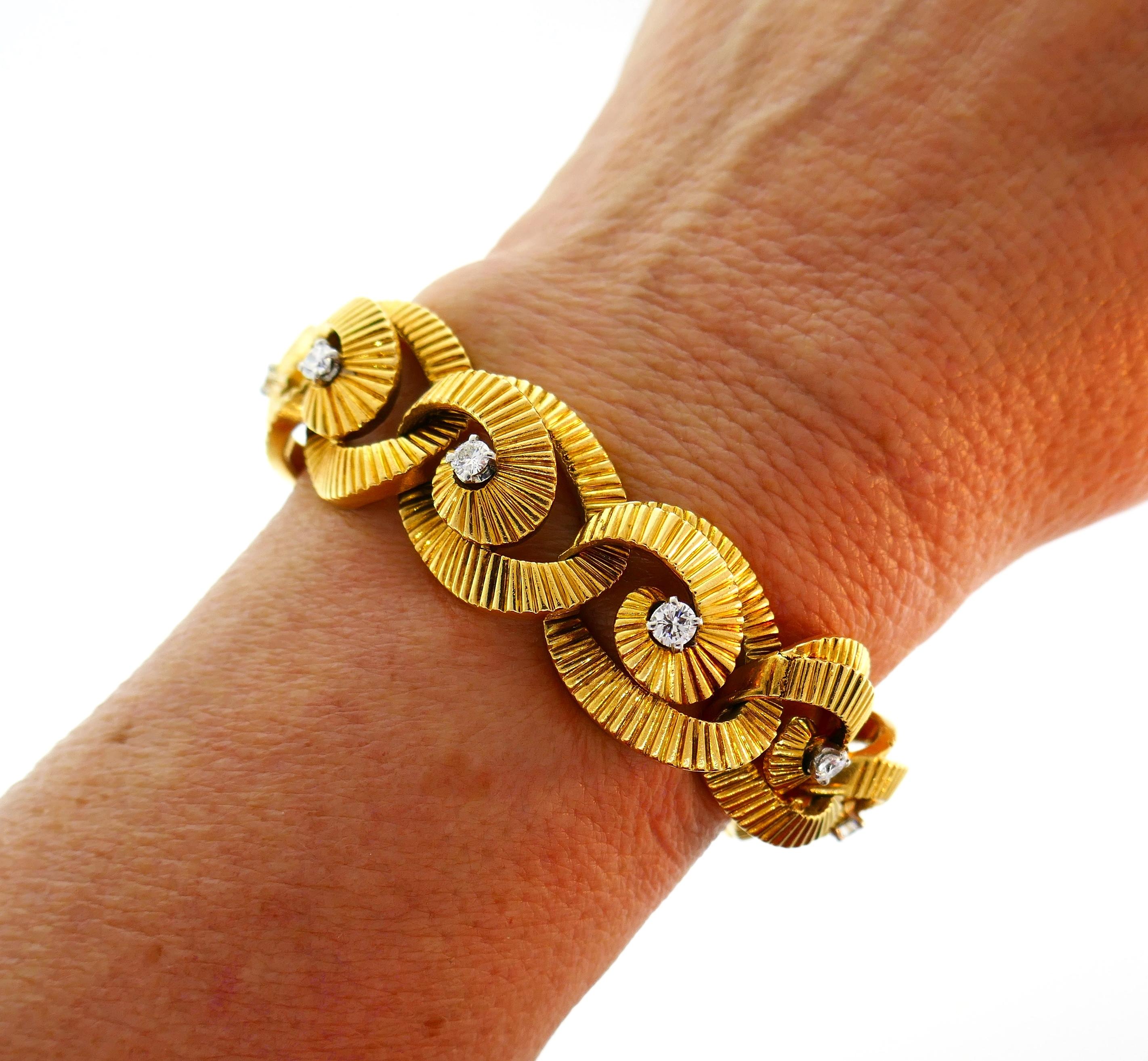 A classy vintage bracelet created by Regner in France in the 1970s. Feminine, elegant and wearable, the bracelet is a great addition to your jewelry collection. 
The bracelet is made of 18 karat yellow gold and set with twelve round brilliant cut