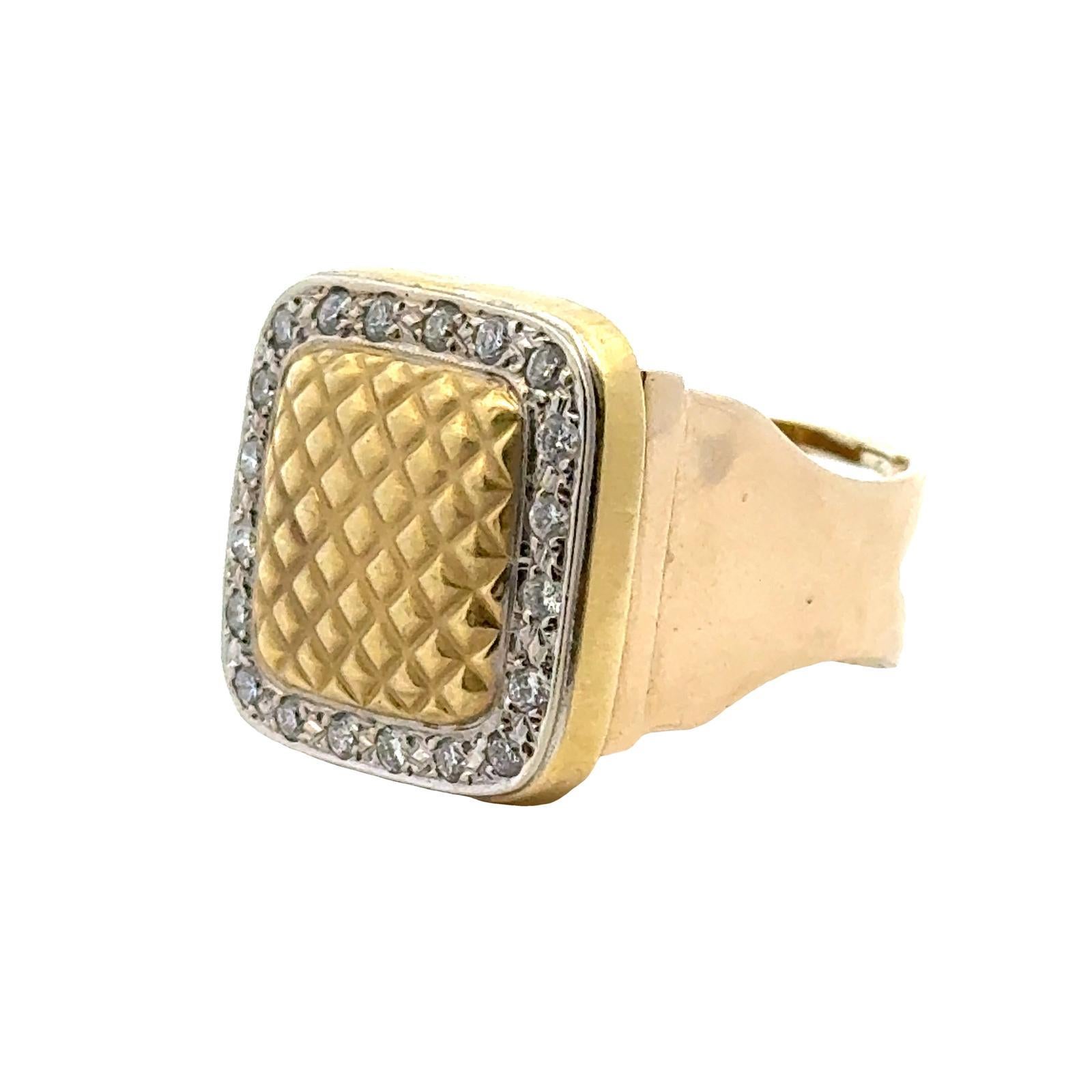Anillo moderno cuadrado acolchado de oro amarillo con diamantes en Excelente Estado en Boca Raton, FL