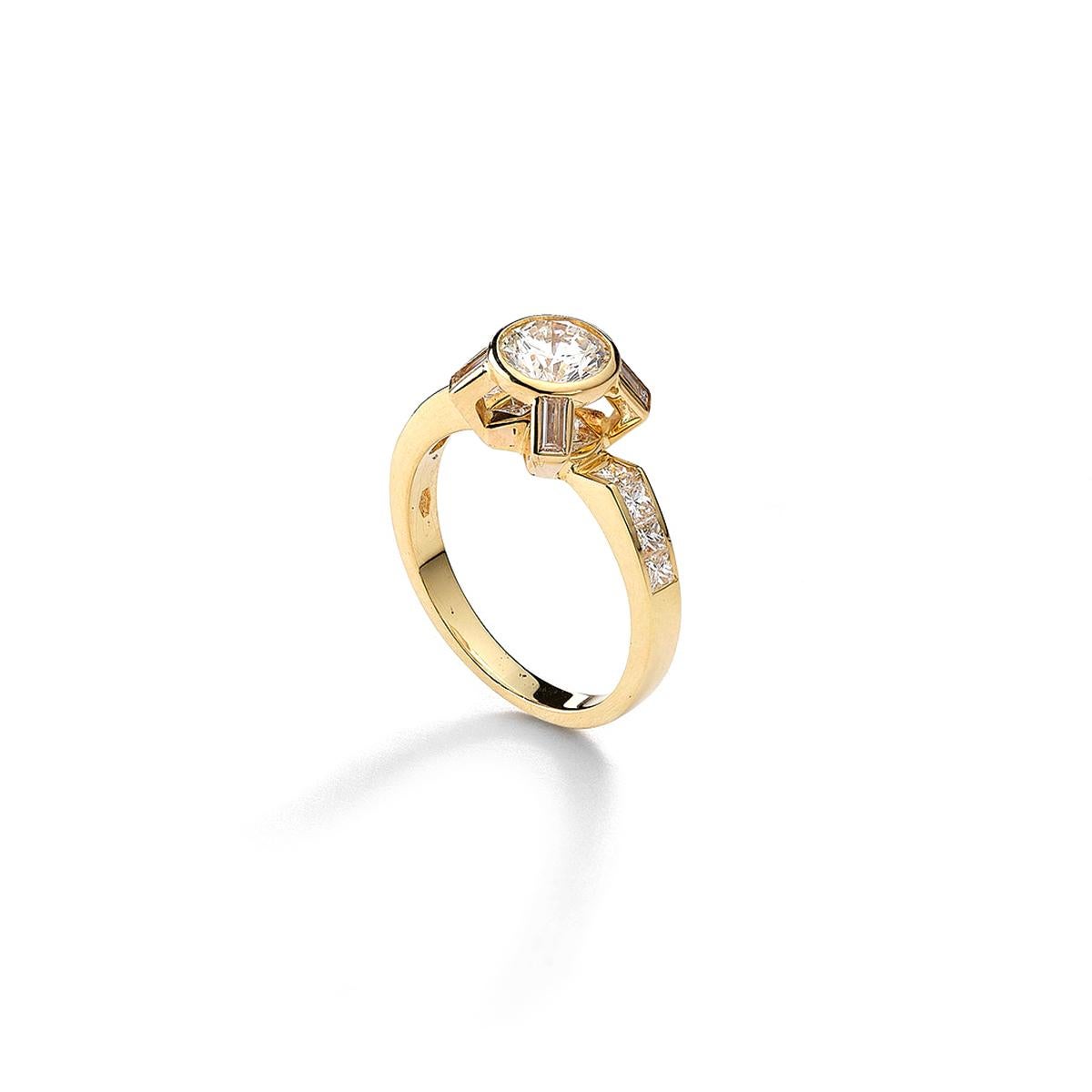 Ring aus 18 Karat Gelbgold, besetzt mit einem Diamanten 0,83 ct, 4 Diamanten im Baguetteschliff 0,22 ct und 10 quadratischen Diamanten 0,51 ct Größe 53  