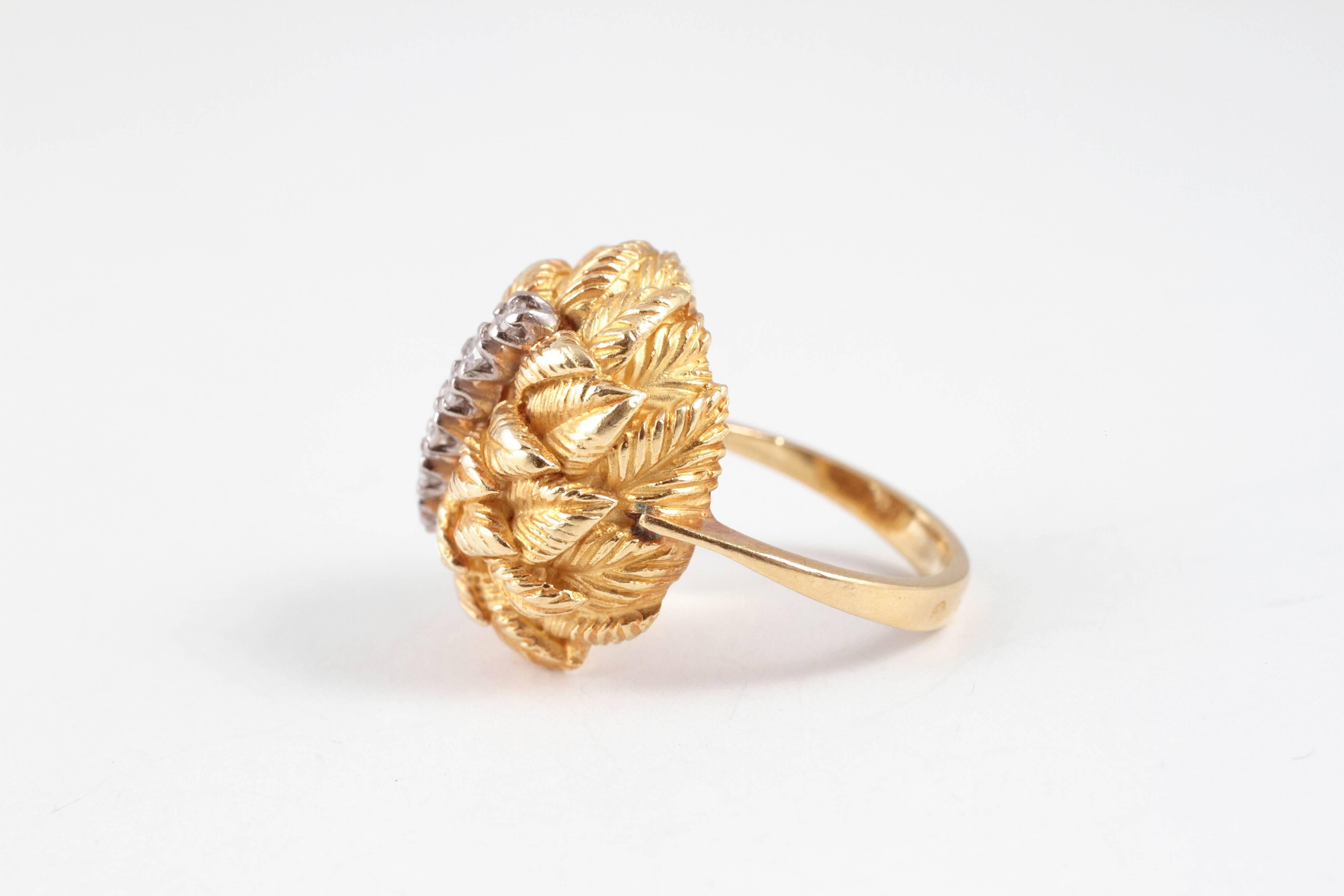 Round Cut Diamond Yellow Gold Ring For Sale