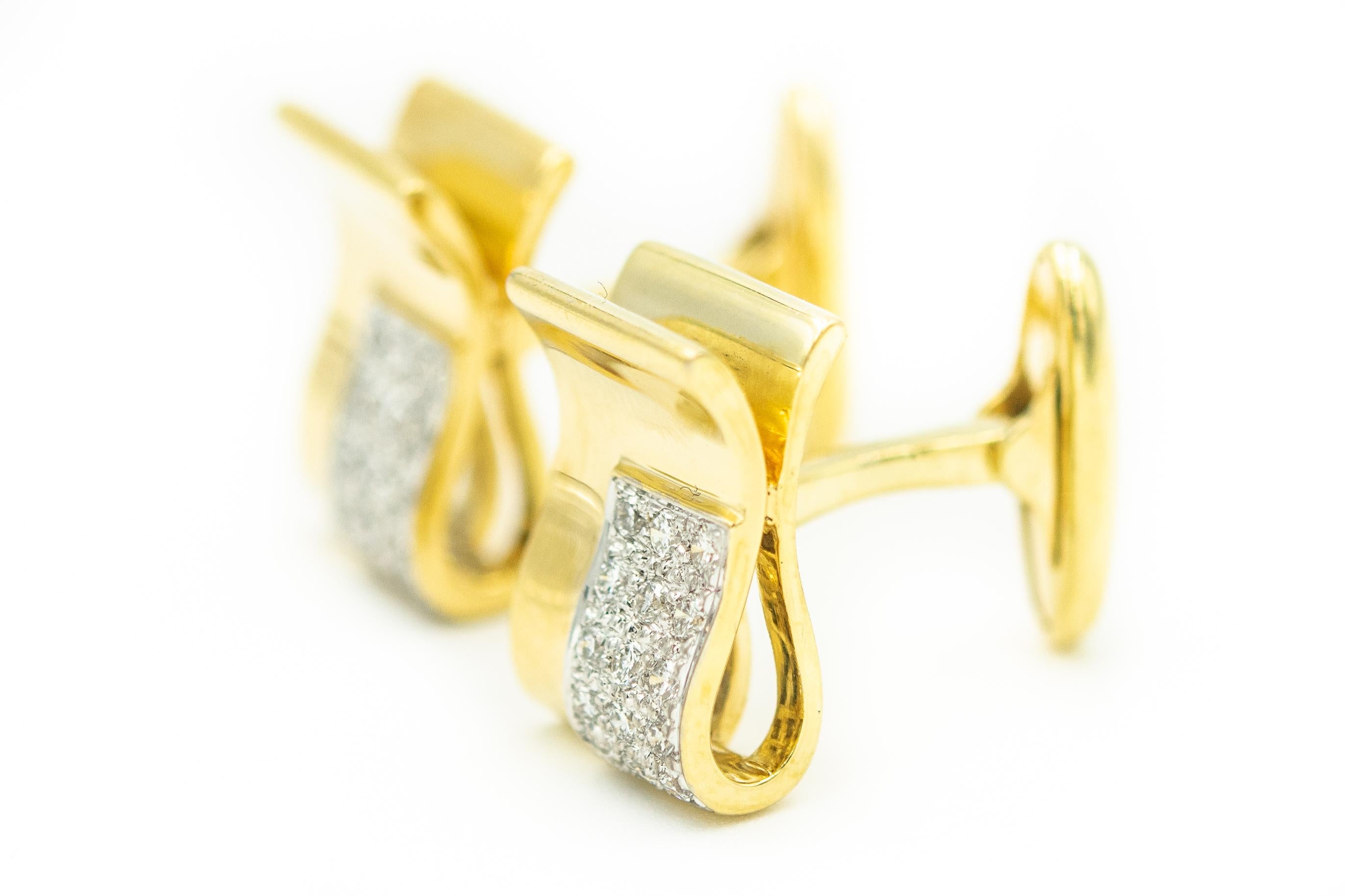 Élégants boutons de manchette rectangulaires tridimensionnels en or jaune 18 carats et diamants. Chaque bouton de manchette est orné de 15 diamants sertis en perles.  Les diamants sont sertis dans de l'or blanc pour donner plus de contraste aux