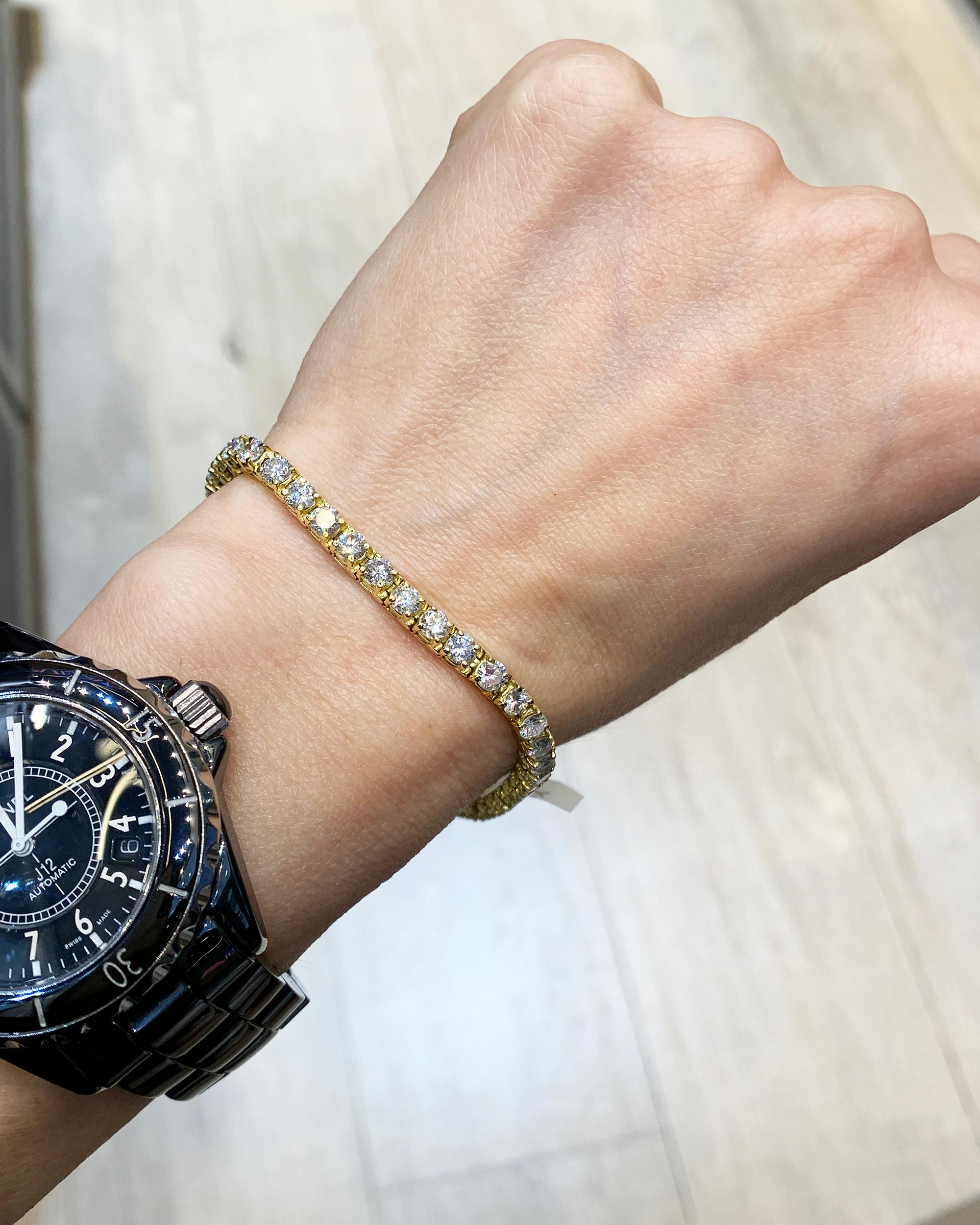 A beautiful and classic tennis bracelet decorated with 44 round diamonds and set in 18K yellow gold.
Total weight of the diamonds is 6.60 carats, approximately 0.15 carats each.
The diamonds are not certified and are equivalent to G-H colors, VS-SI