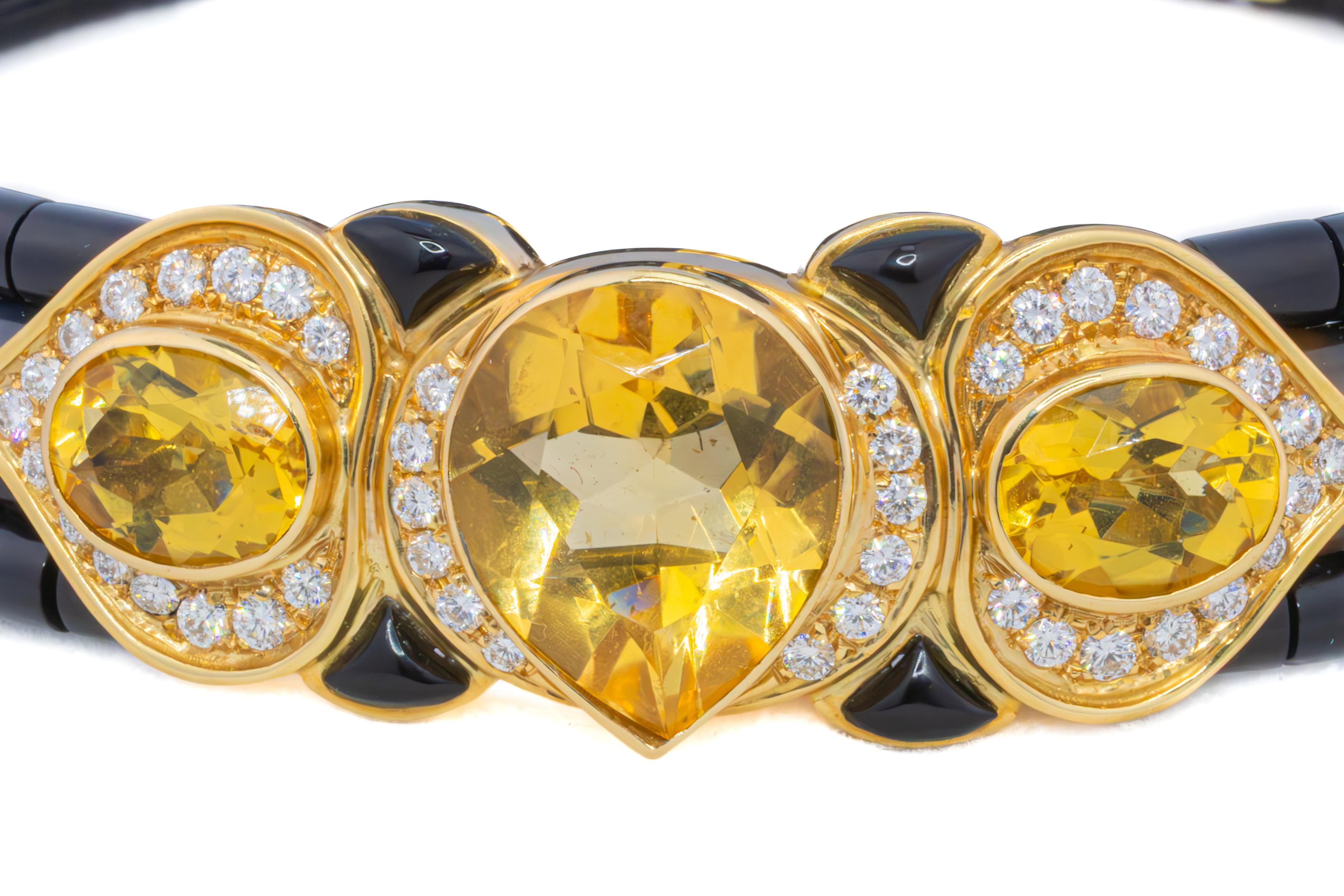 Collana girocollo con diamanti, zaffiri gialli e onice nero

Descrizione:
Questo girocollo dal design sorprendente, che unisce colori audaci e raffinatezza, presenta una disposizione centrale drammatica di tre zaffiri gialli riccamente saturi - due